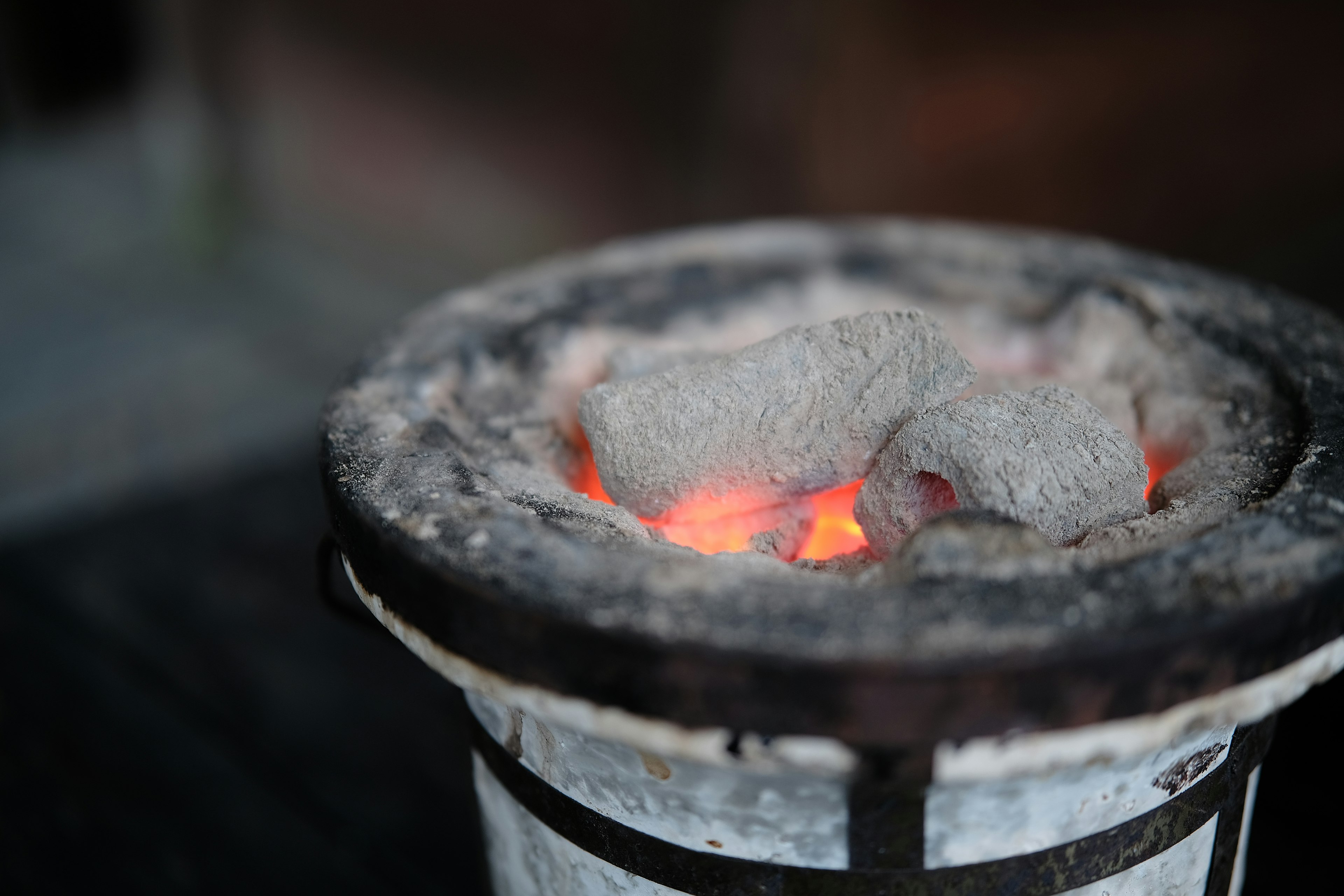 morceaux de charbon incandescent dans un grill traditionnel