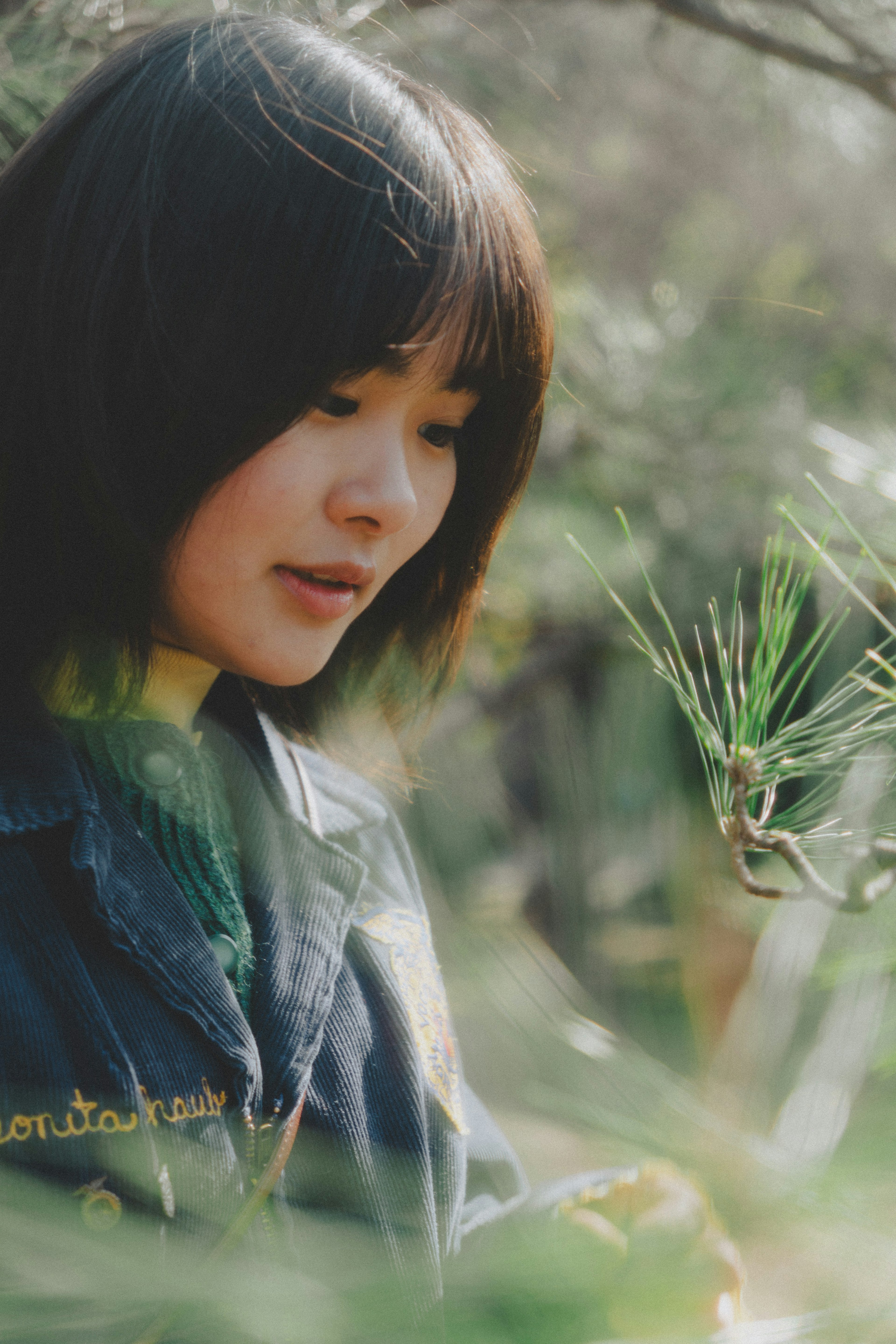 年輕女性在綠色植物中沉思