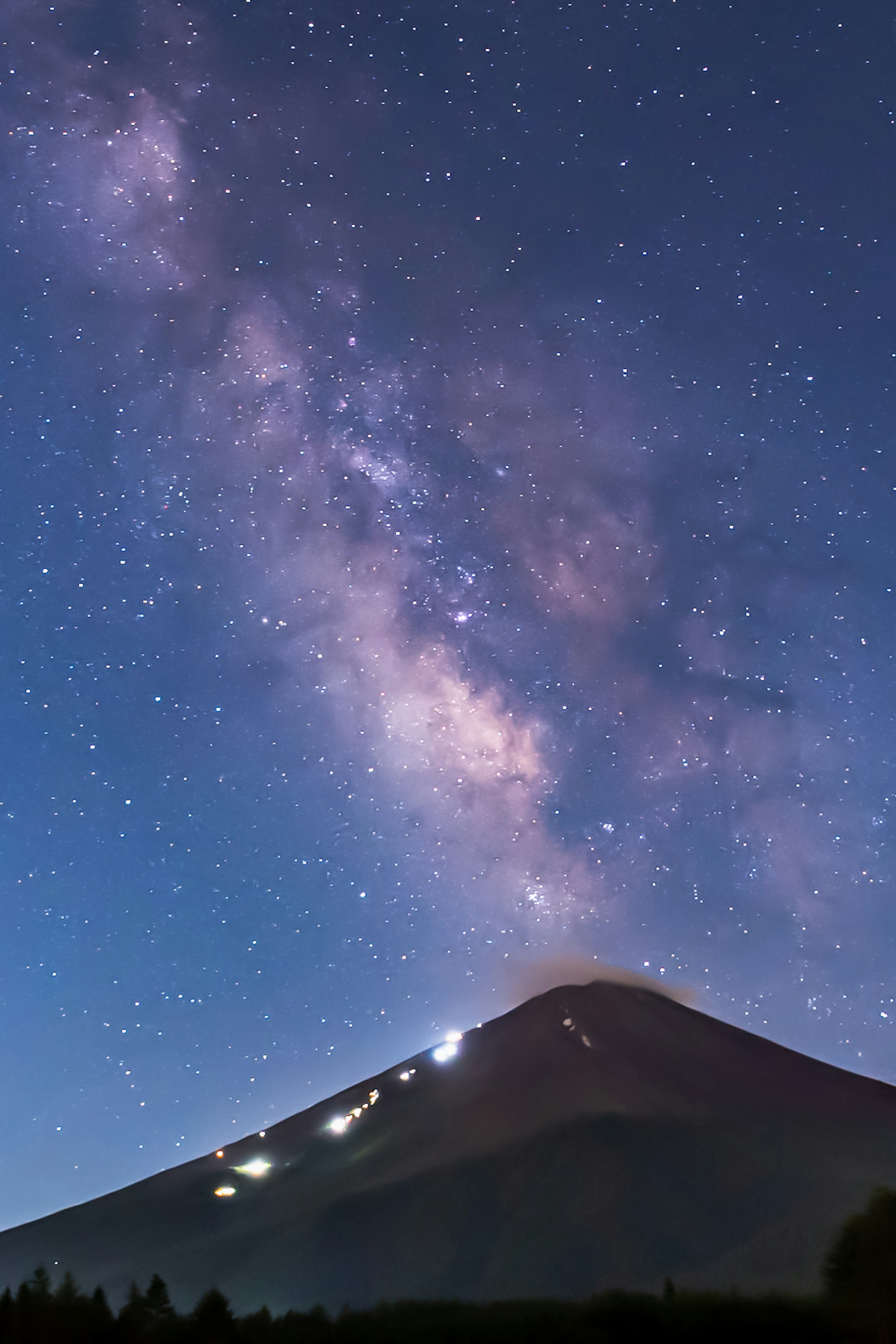 ทิวทัศน์ที่สวยงามของภูเขาไฟฟูจิพร้อมทางช้างเผือกในยามค่ำคืน