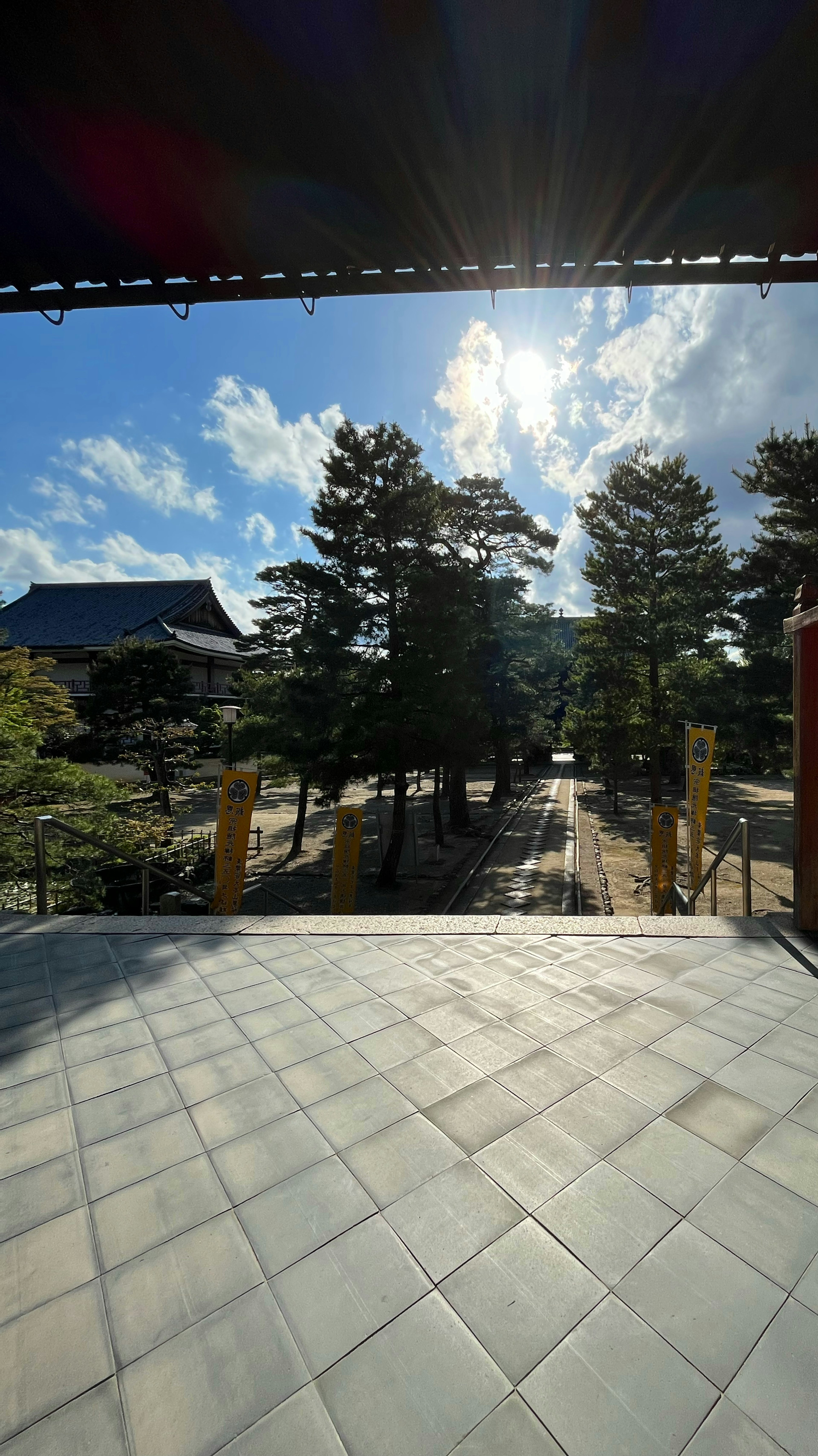 Vista panoramica di un tempio con cielo blu e alberi