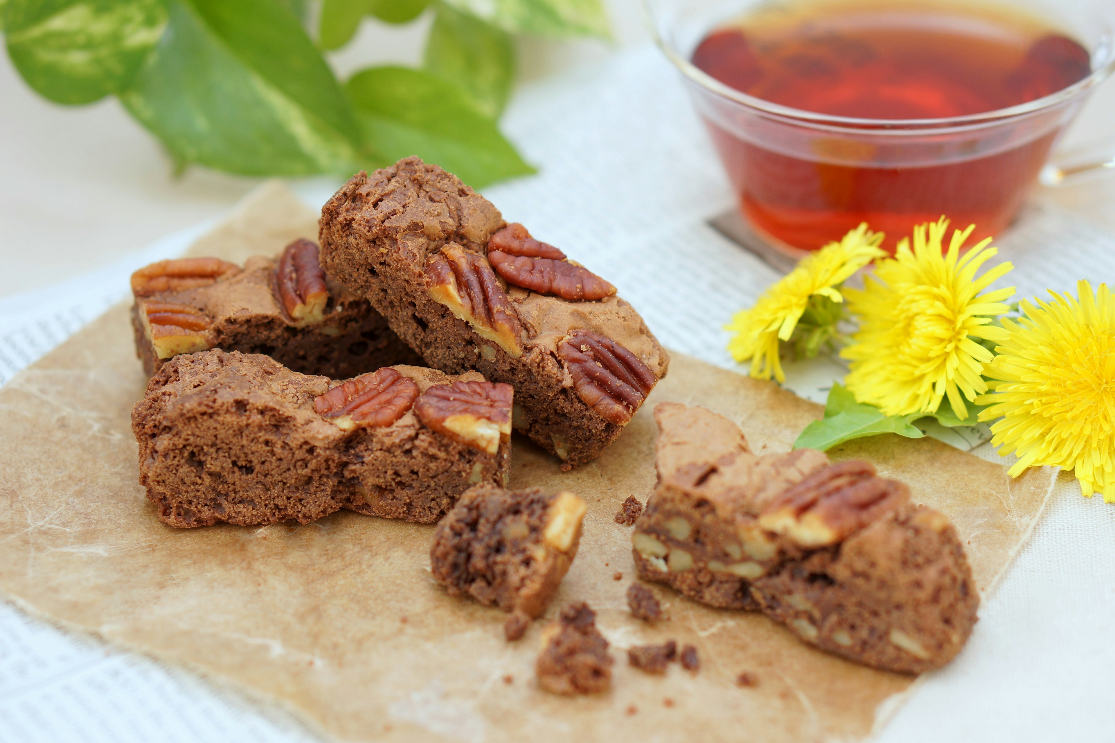 Deliciosos brownies de chocolate con nueces pecanas servidos con té y flores