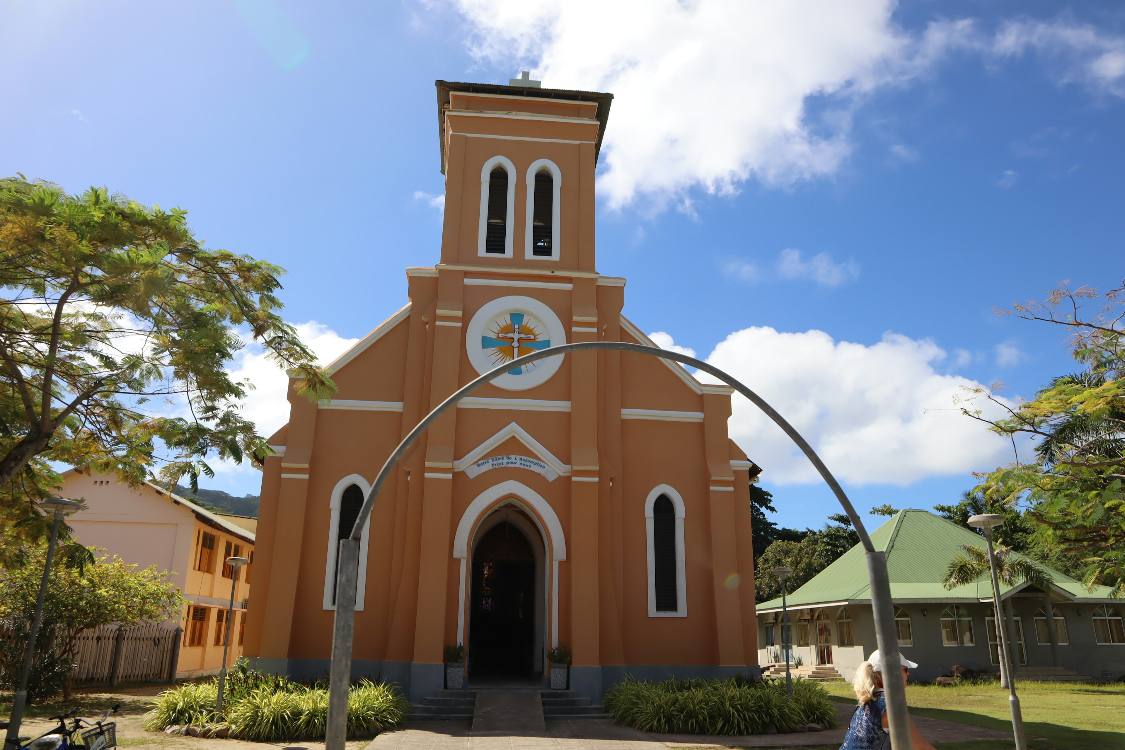 Église orange avec un ciel bleu clair