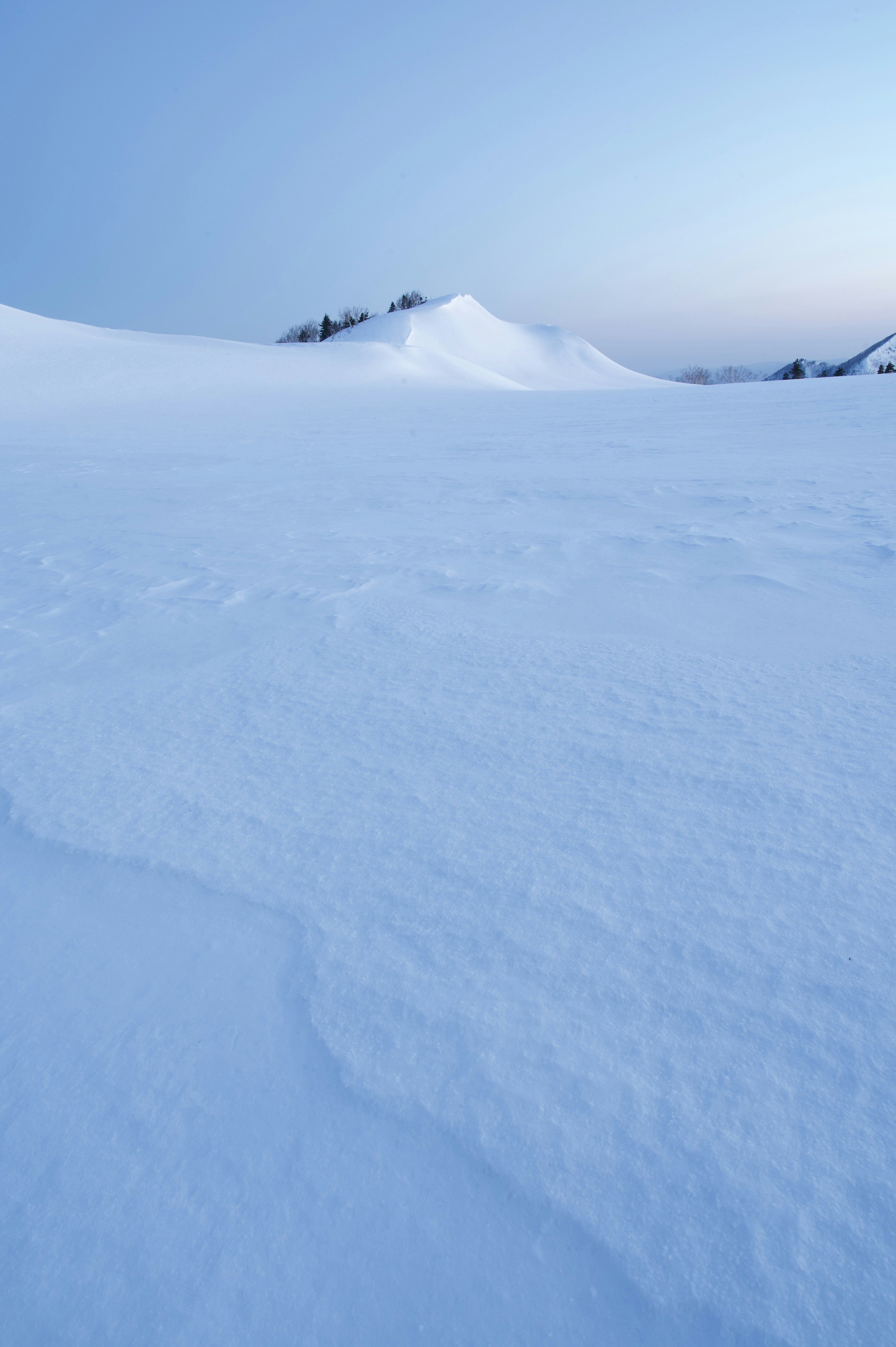 Paesaggio innevato con sfumature di cielo blu