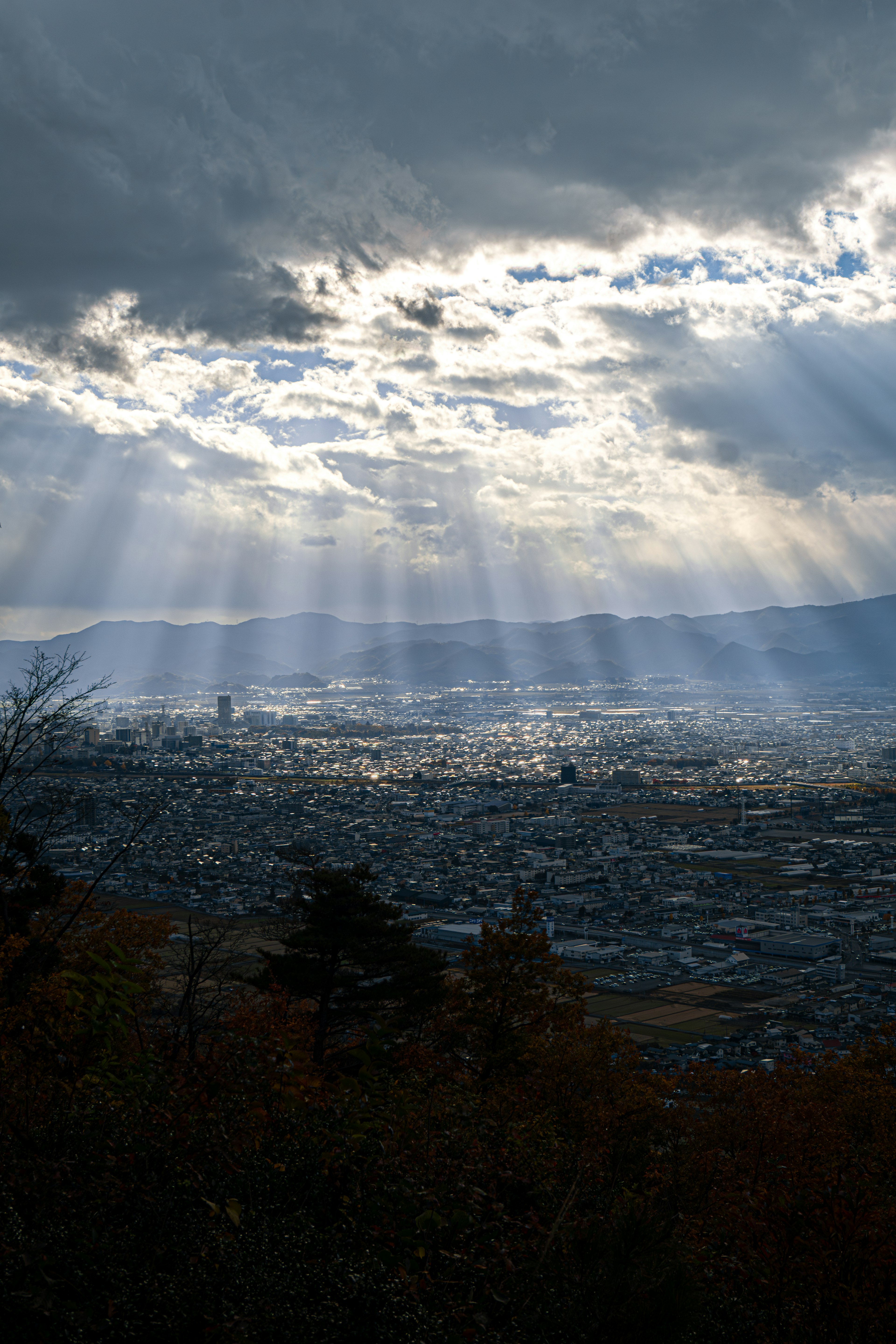 Luce del sole che filtra tra le nuvole su un paesaggio urbano