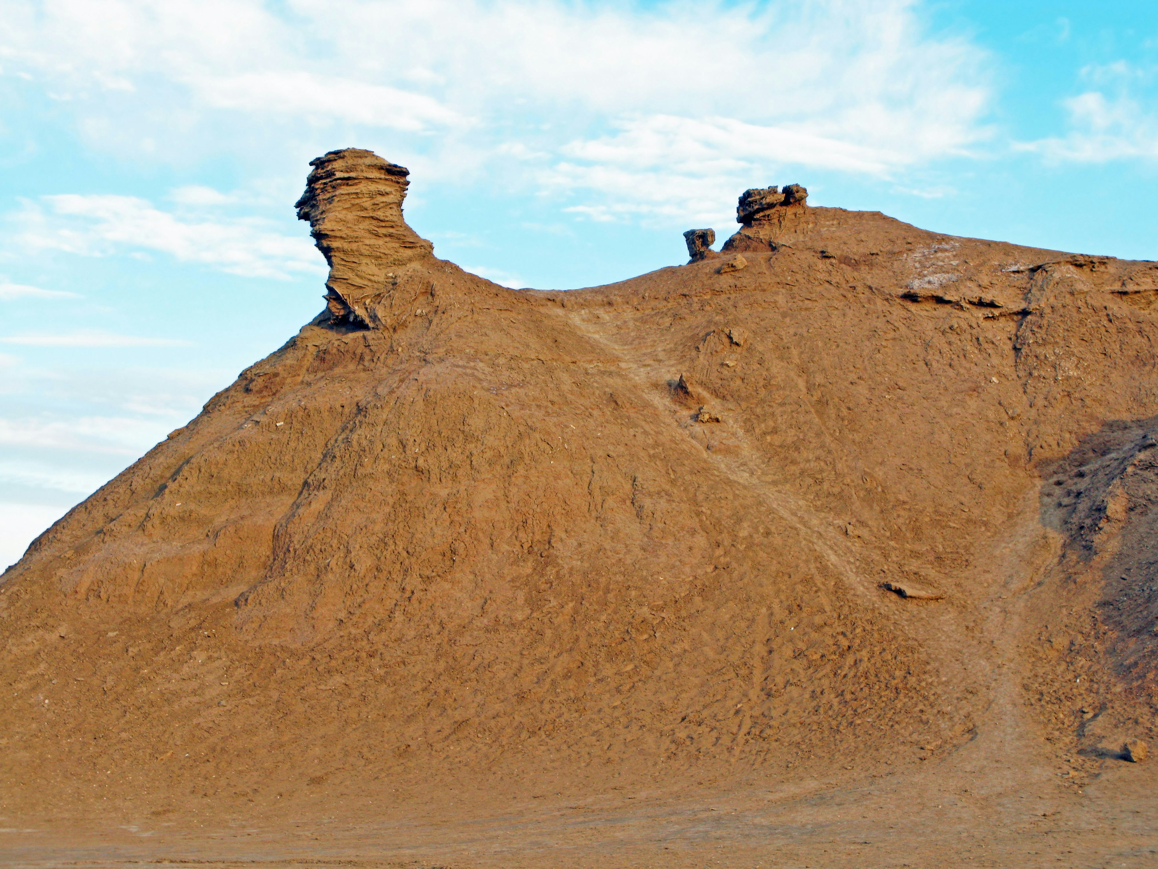 Einzigartige Form von Sanddünen unter blauem Himmel