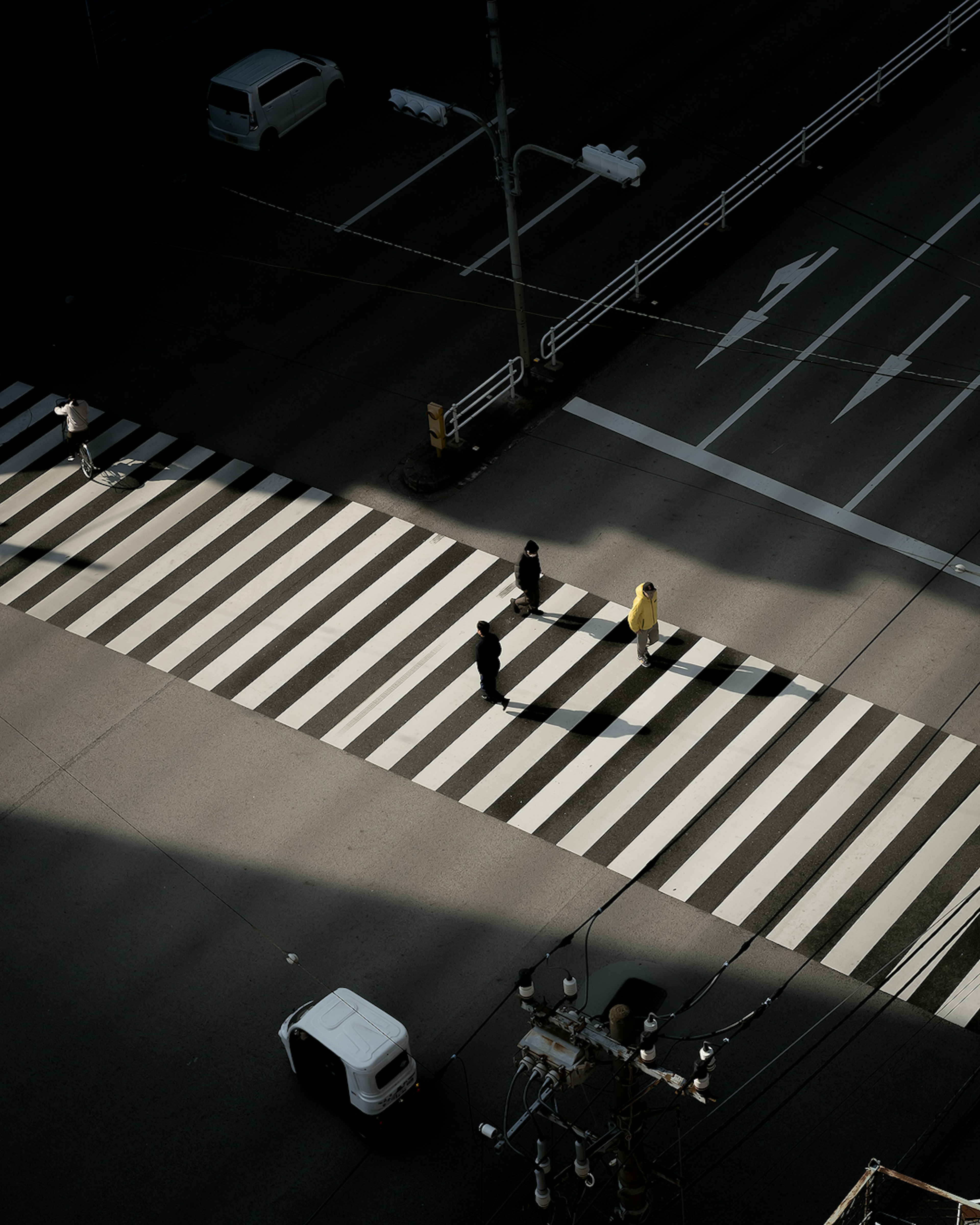 Adegan pejalan kaki menyeberang di zebra cross di persimpangan