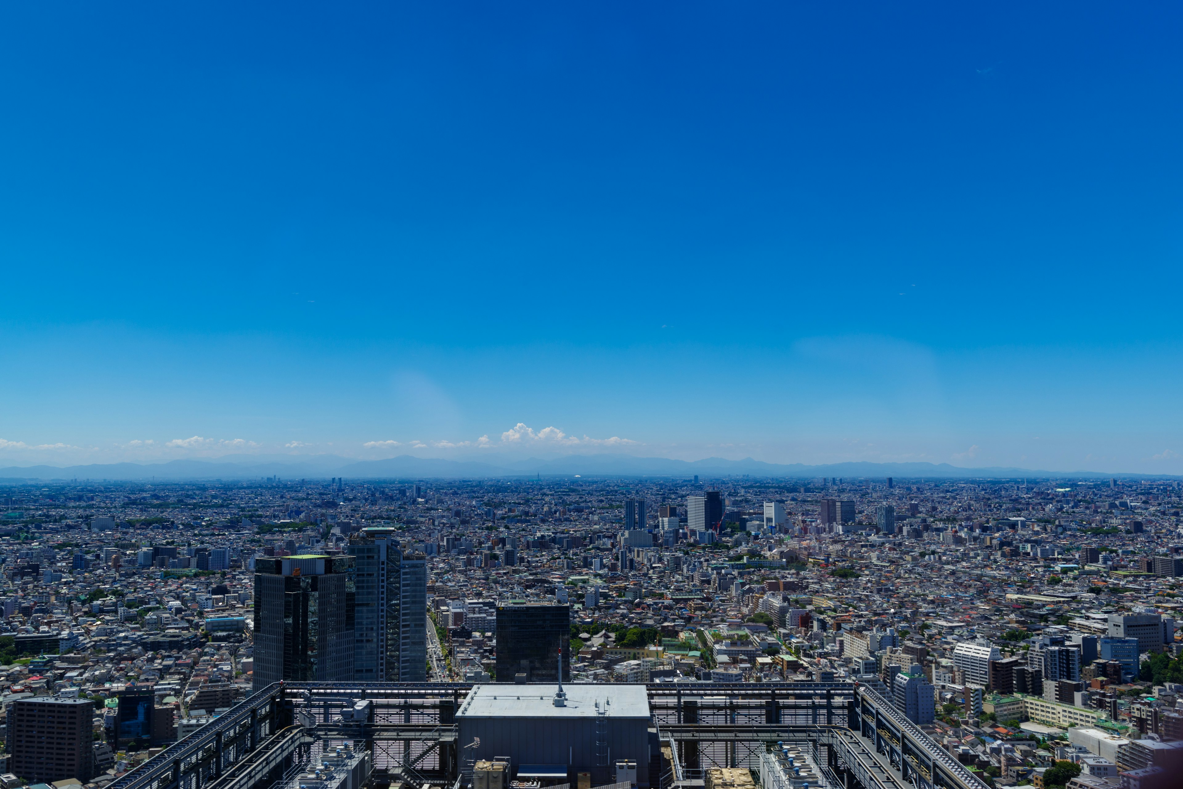 Vue panoramique sur la skyline de Tokyo avec un ciel bleu clair