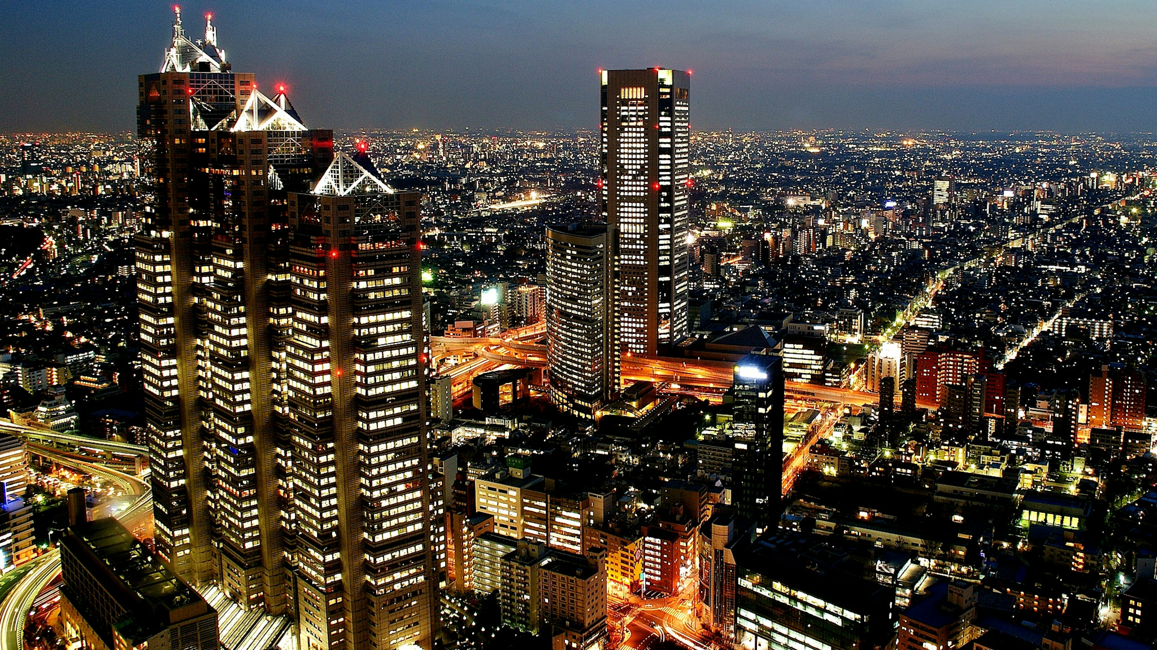 Skyline di Tokyo di notte con grattacieli e luci della città