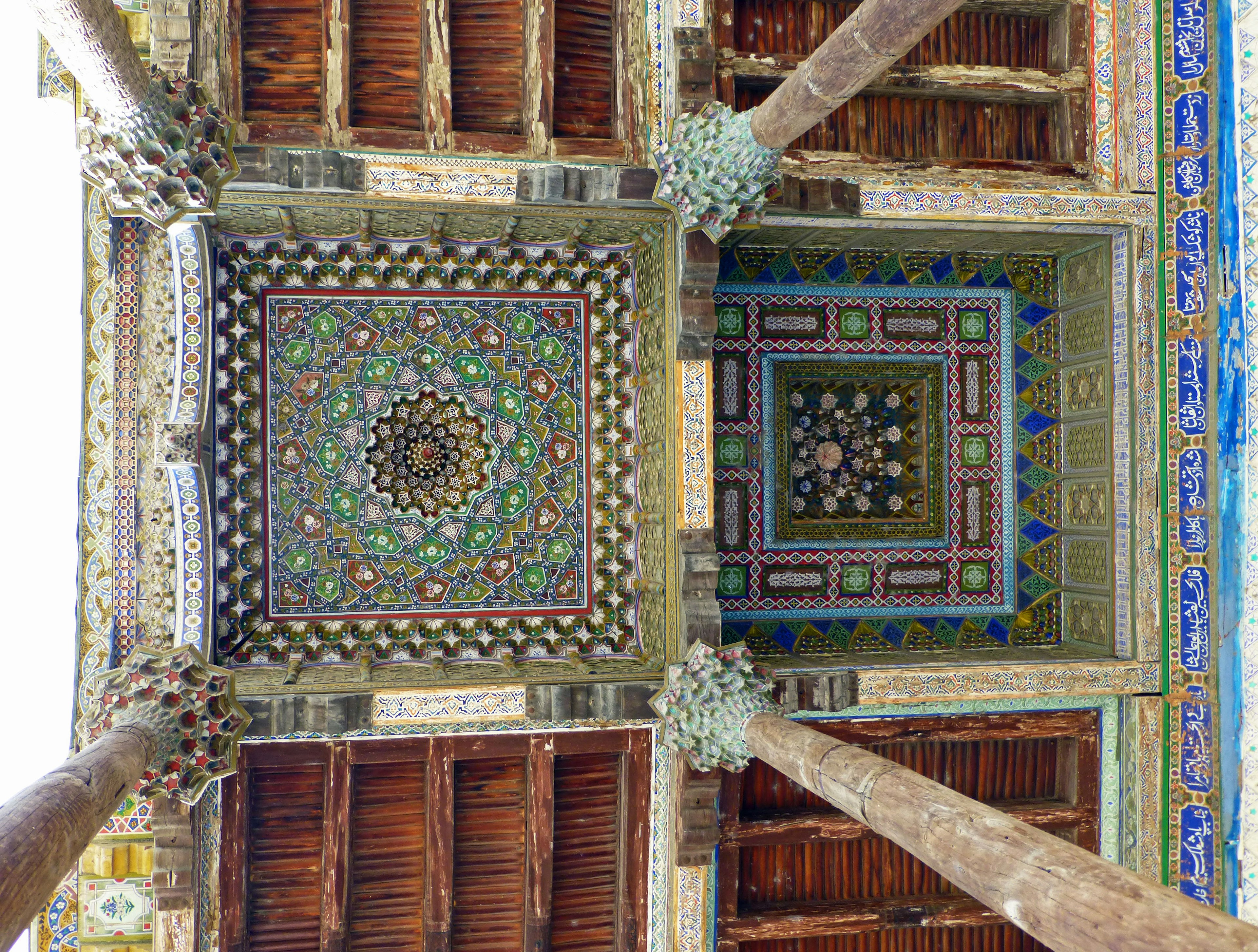 Vista interna che mostra un bellissimo soffitto a mosaico e travi in legno