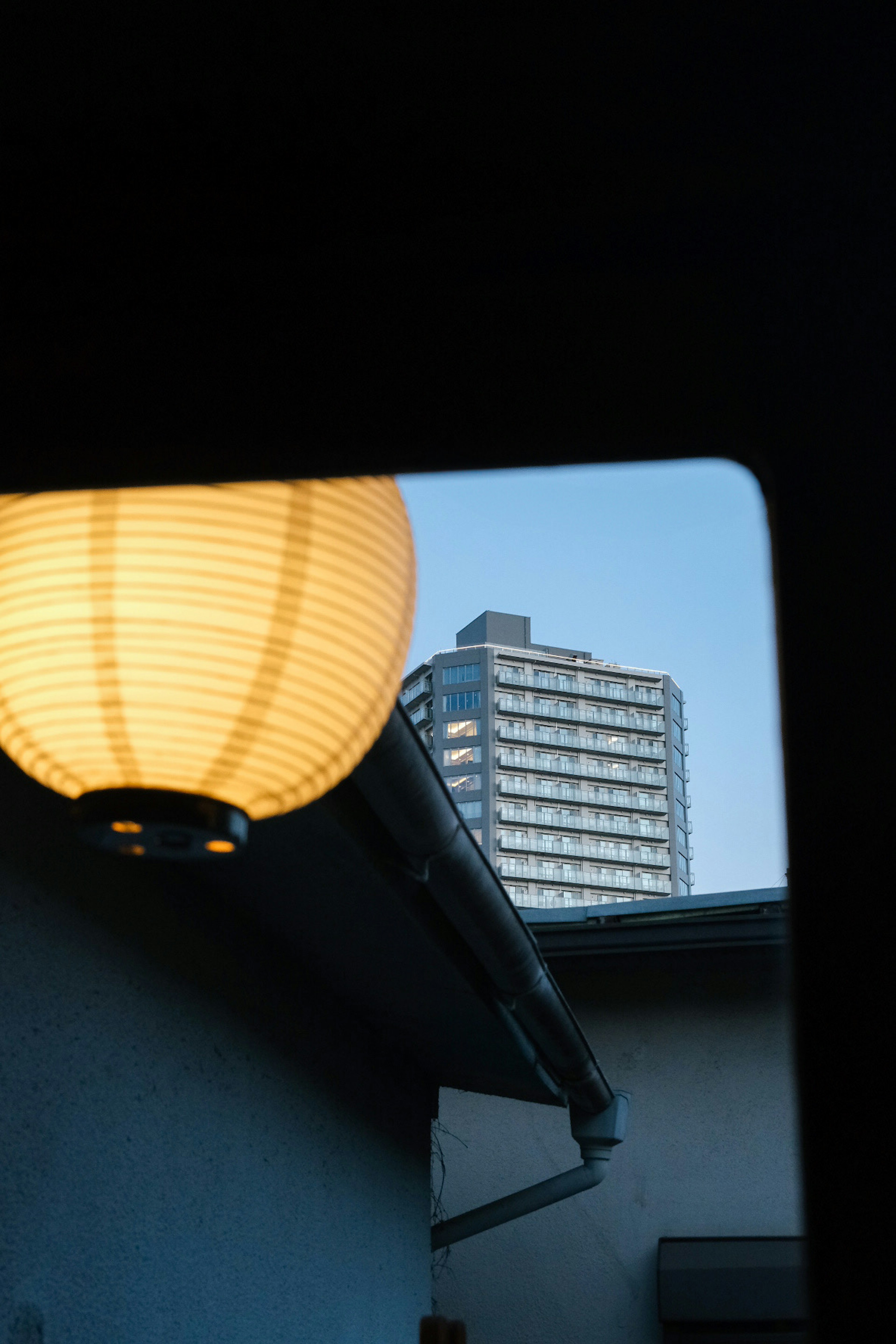 Laterne vor blauem Himmel mit einem Gebäude