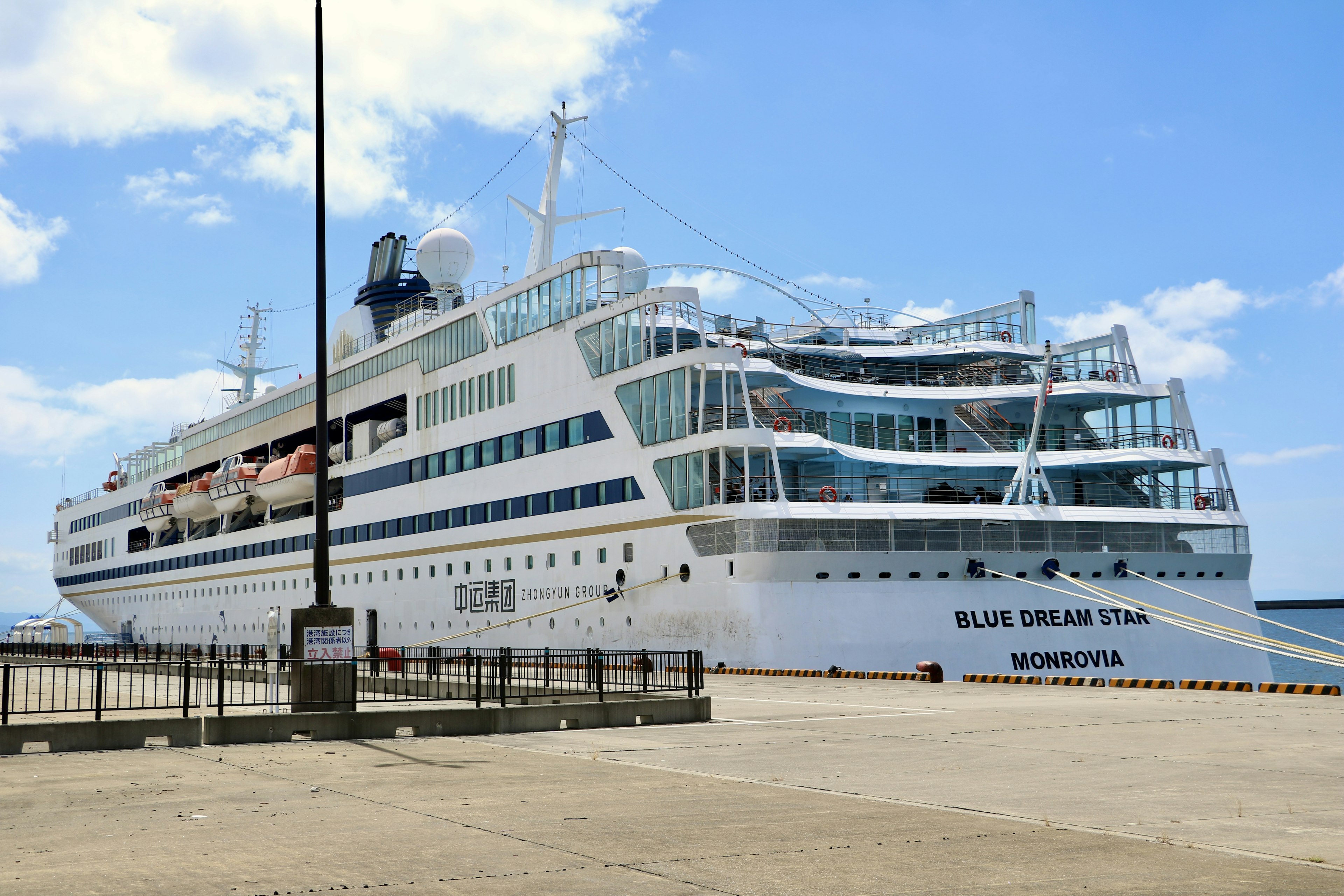 Luxuskreuzfahrtschiff im Hafen