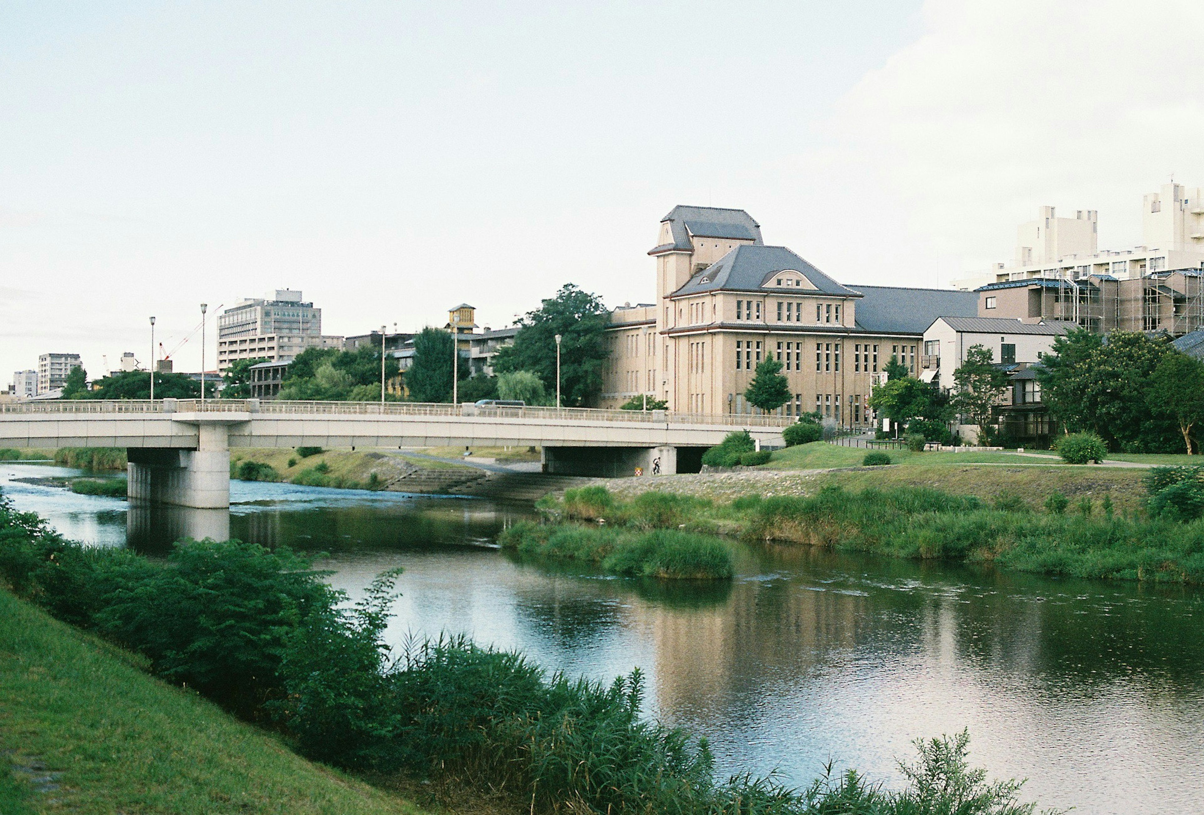 川と橋の風景に沿った建物の景観