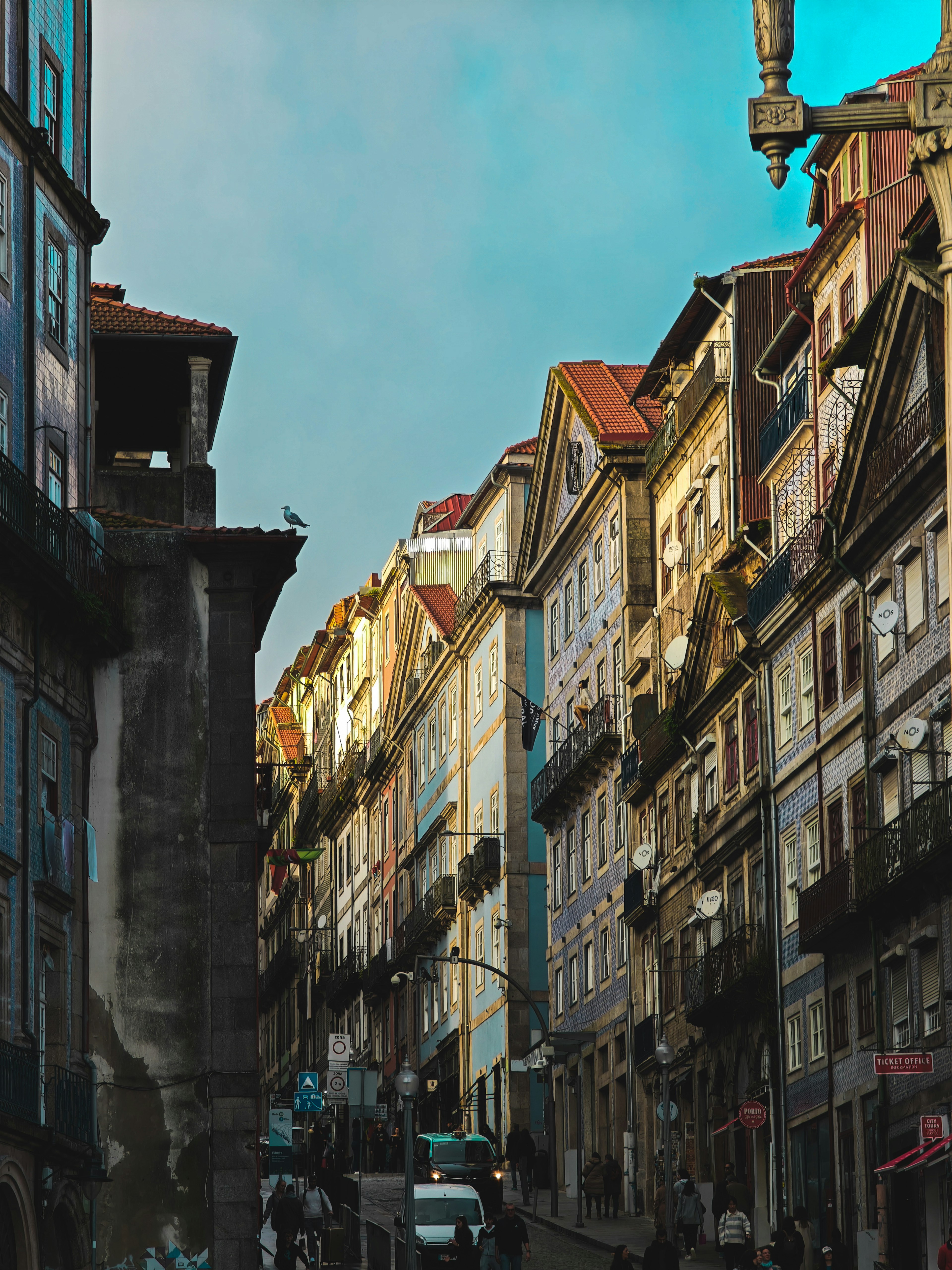 Una vivace scena di strada a Porto con edifici colorati