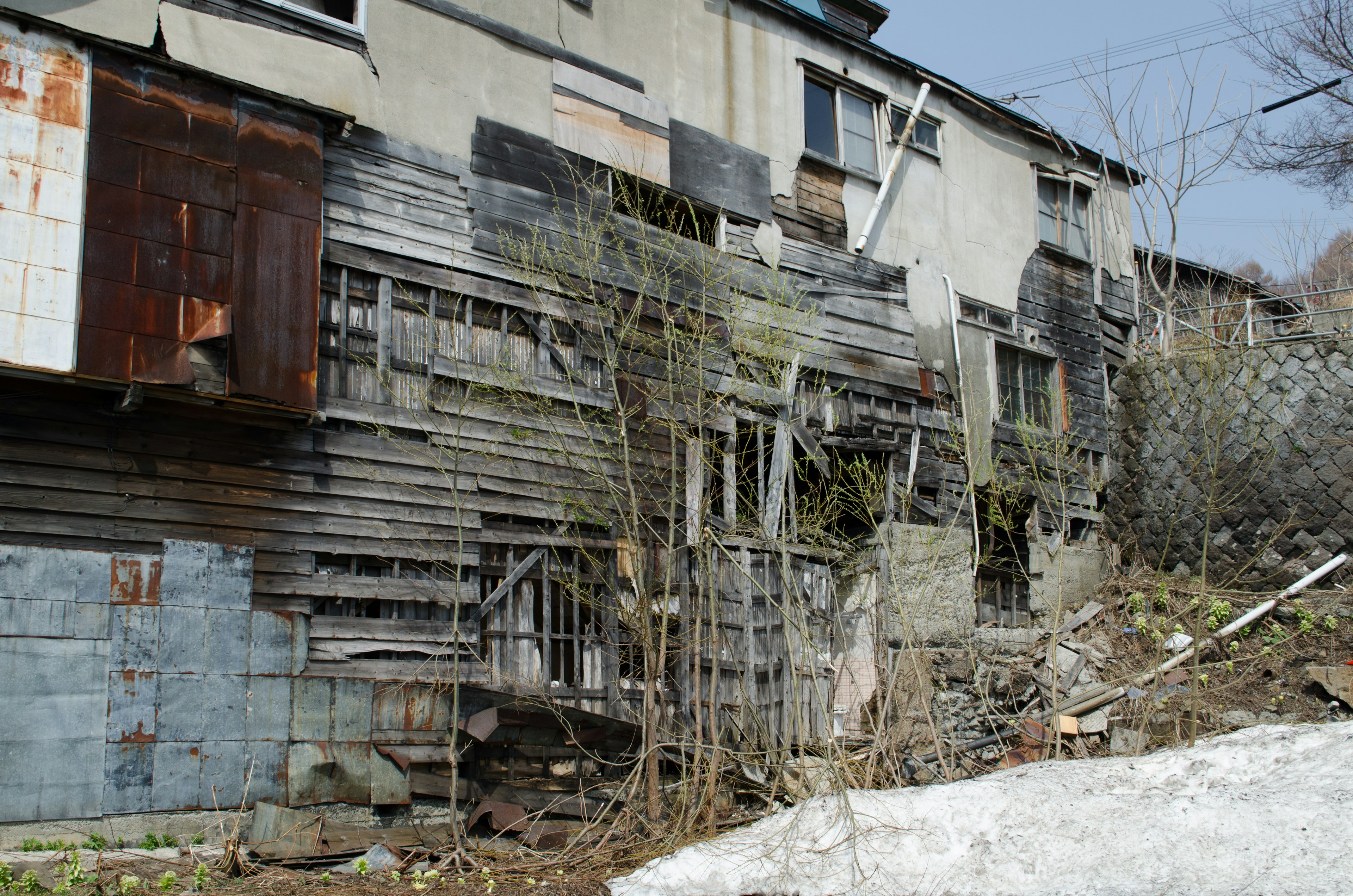 Extérieur d'un vieux bâtiment en bois montrant des signes de négligence et de délabrement