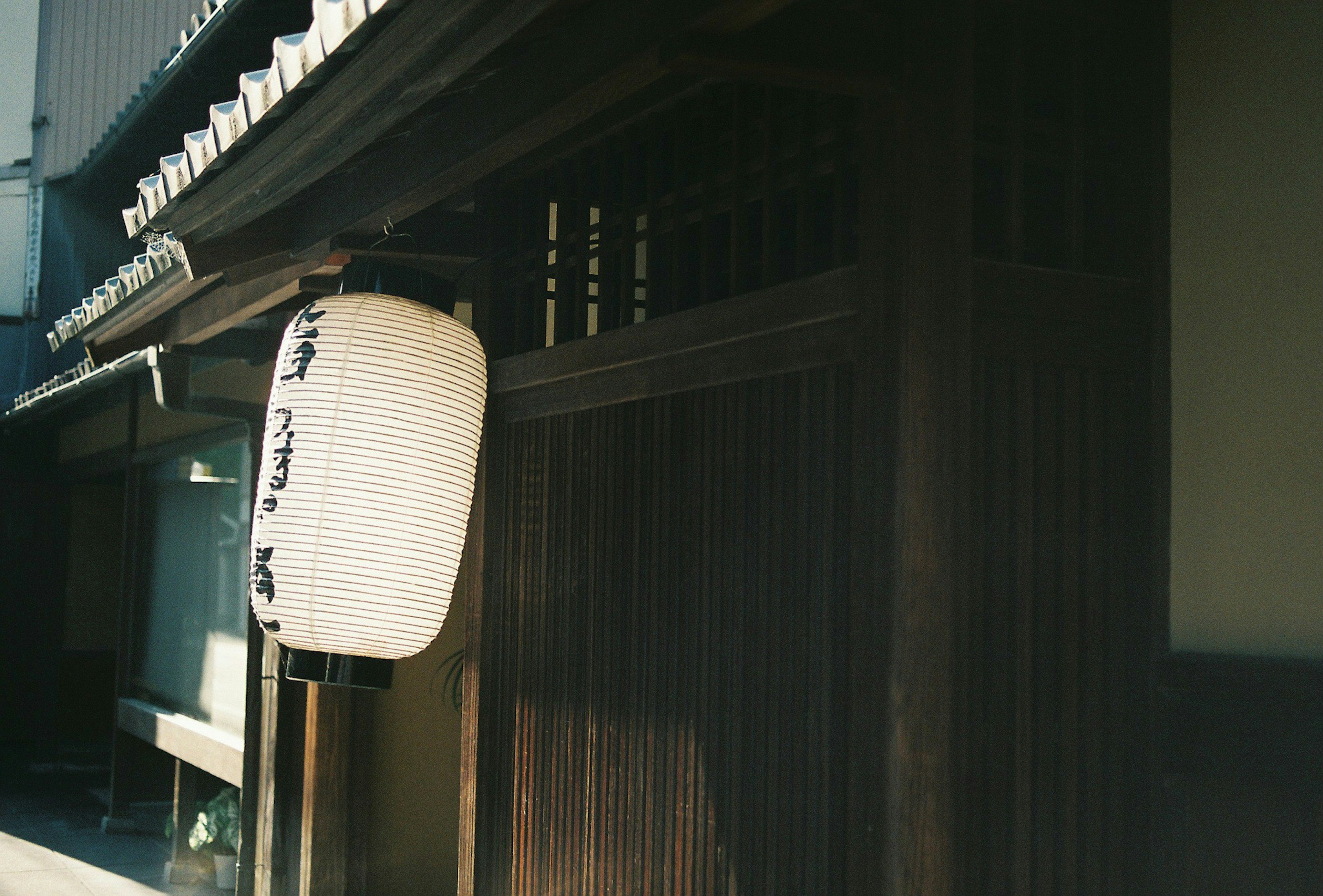 Exterior de un edificio japonés tradicional con linterna blanca colgante