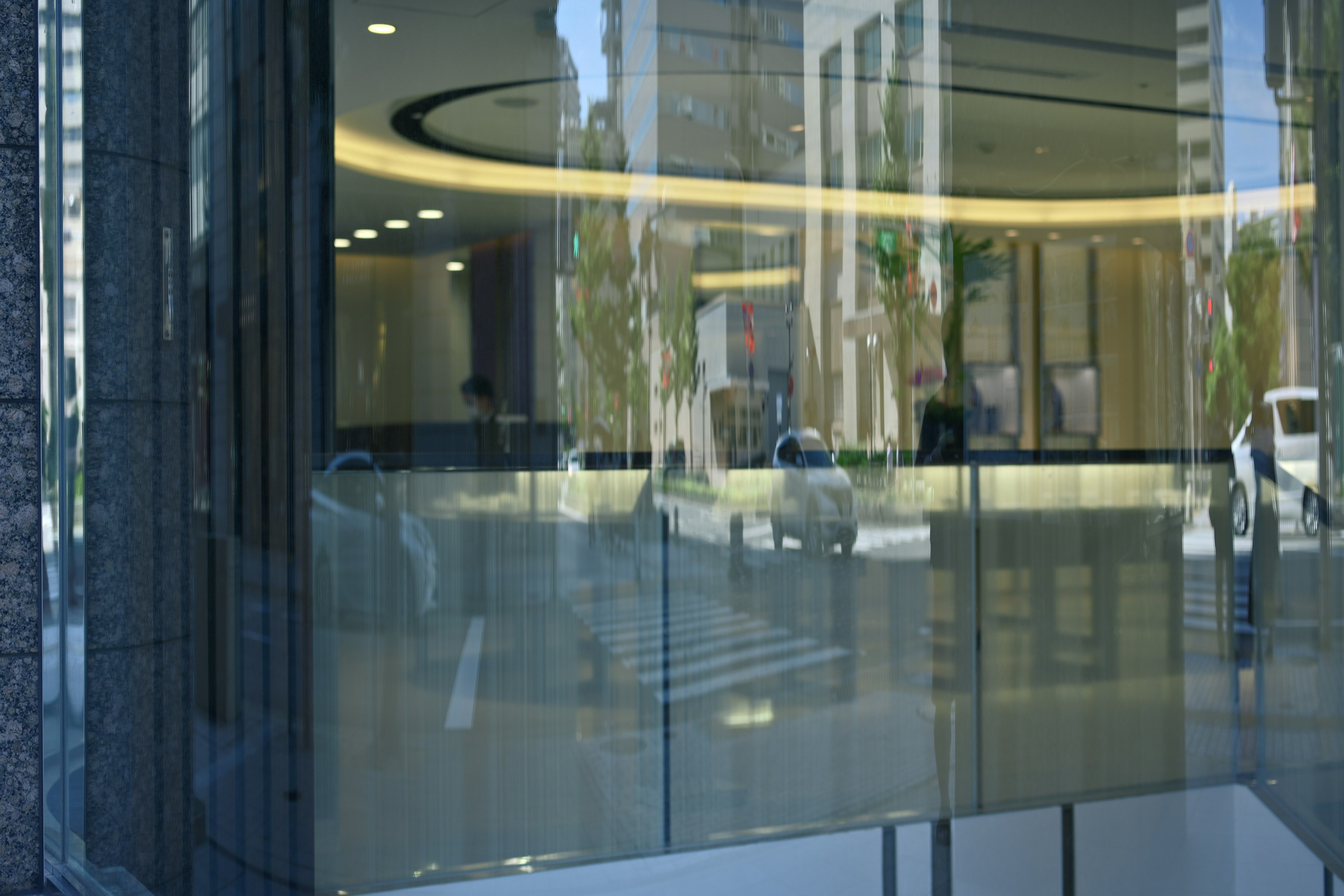 Vue intérieure d'une entrée de bâtiment moderne avec façade en verre