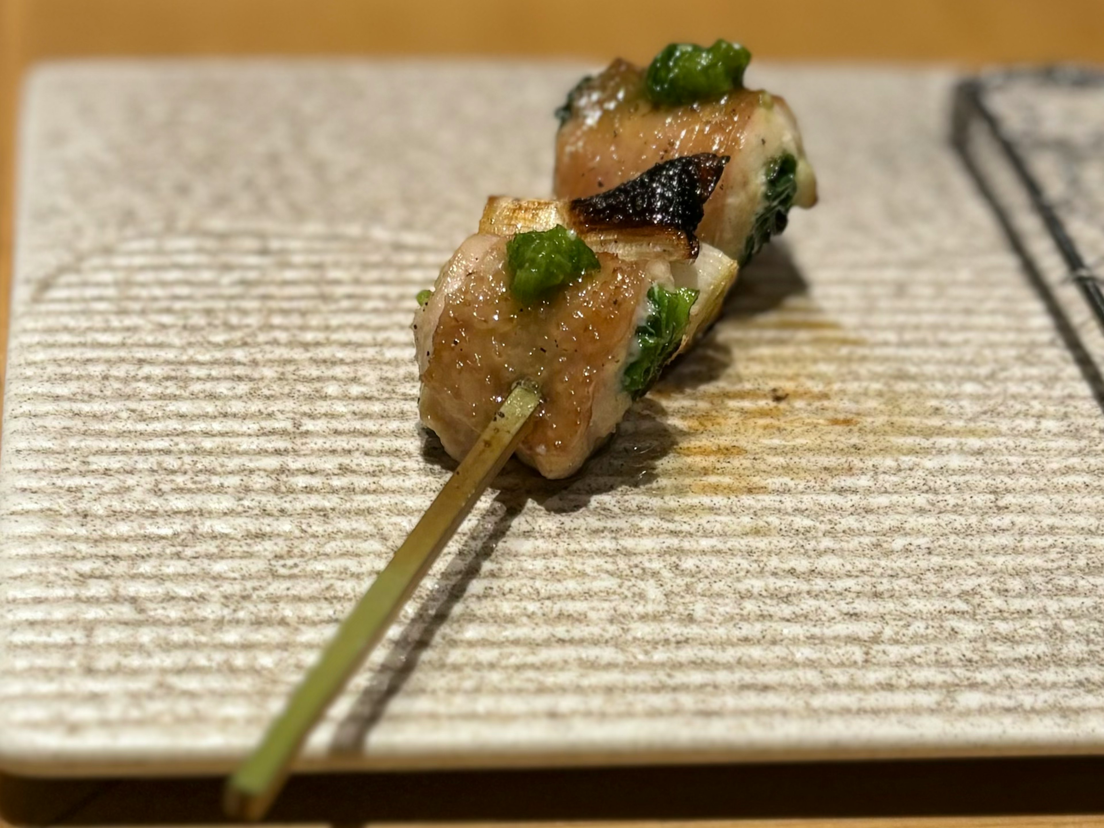 美味しそうな焼き鳥がプレートの上に置かれている