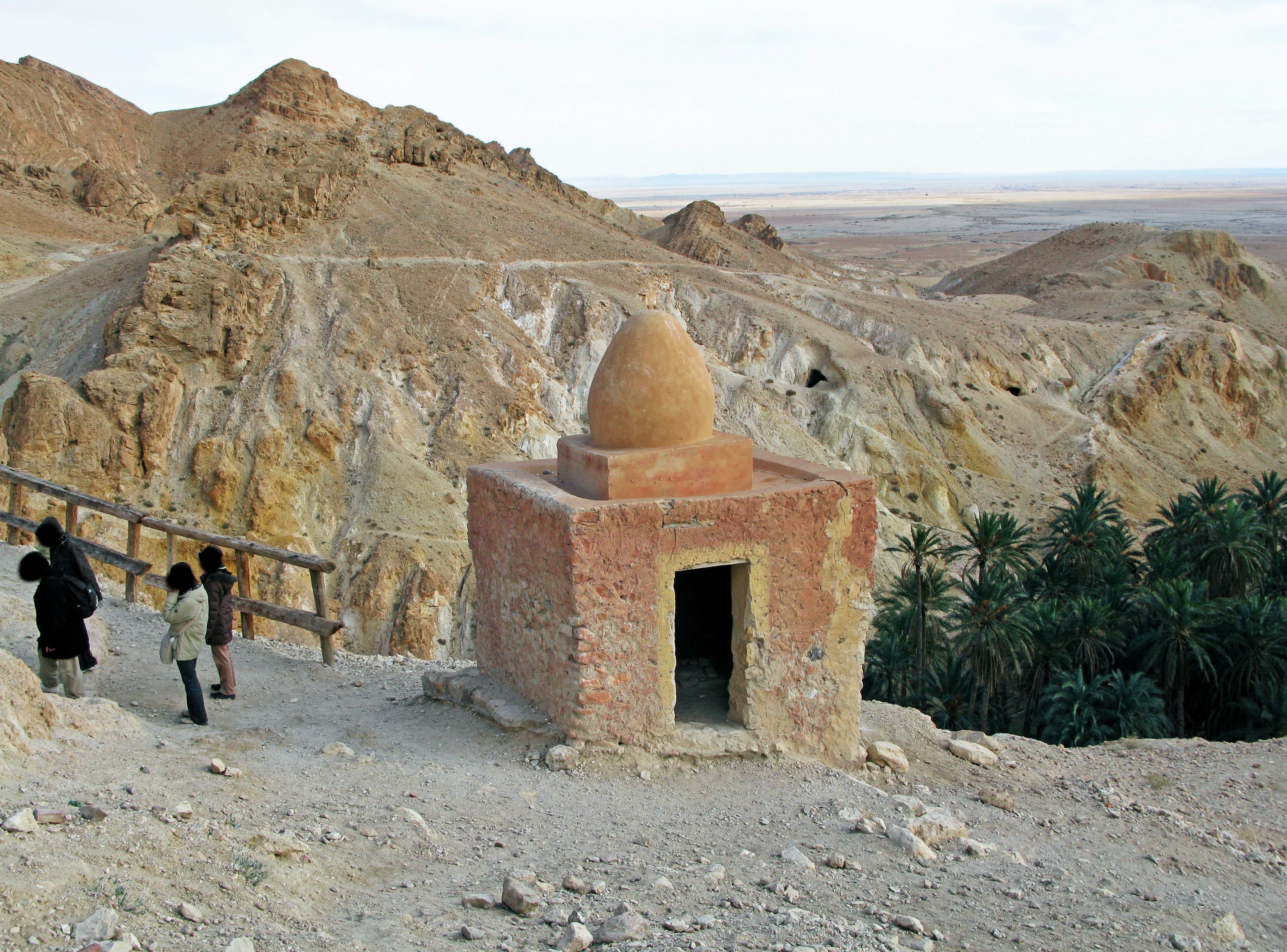 Kleiner Tempel auf einem Wüstenhügel mit umliegender Landschaft