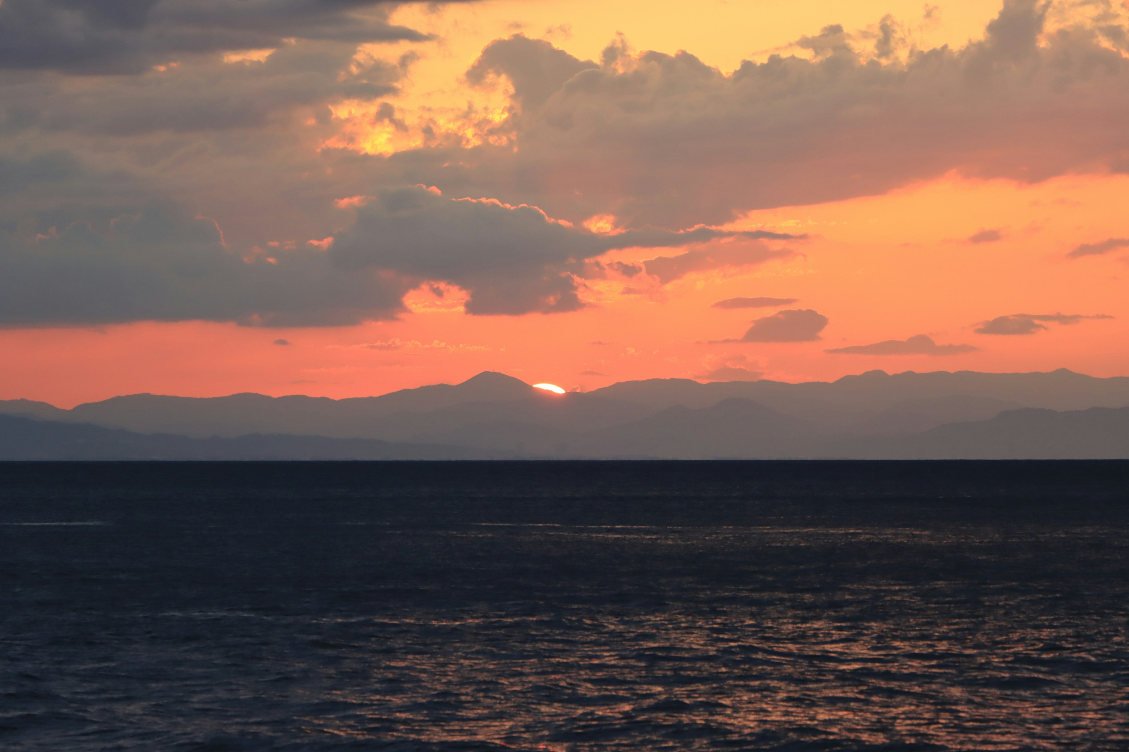 Tramonto sull'oceano con nuvole