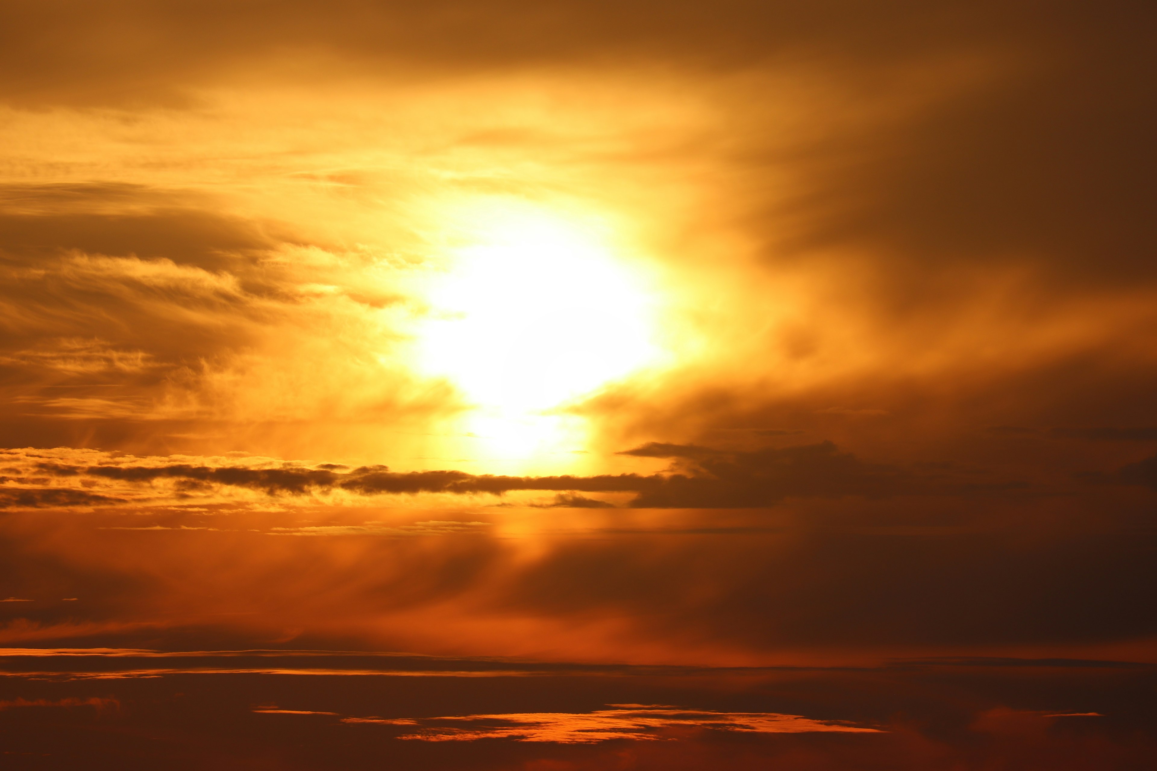 Ciel magnifique illuminé par la lumière orange chaude du coucher de soleil