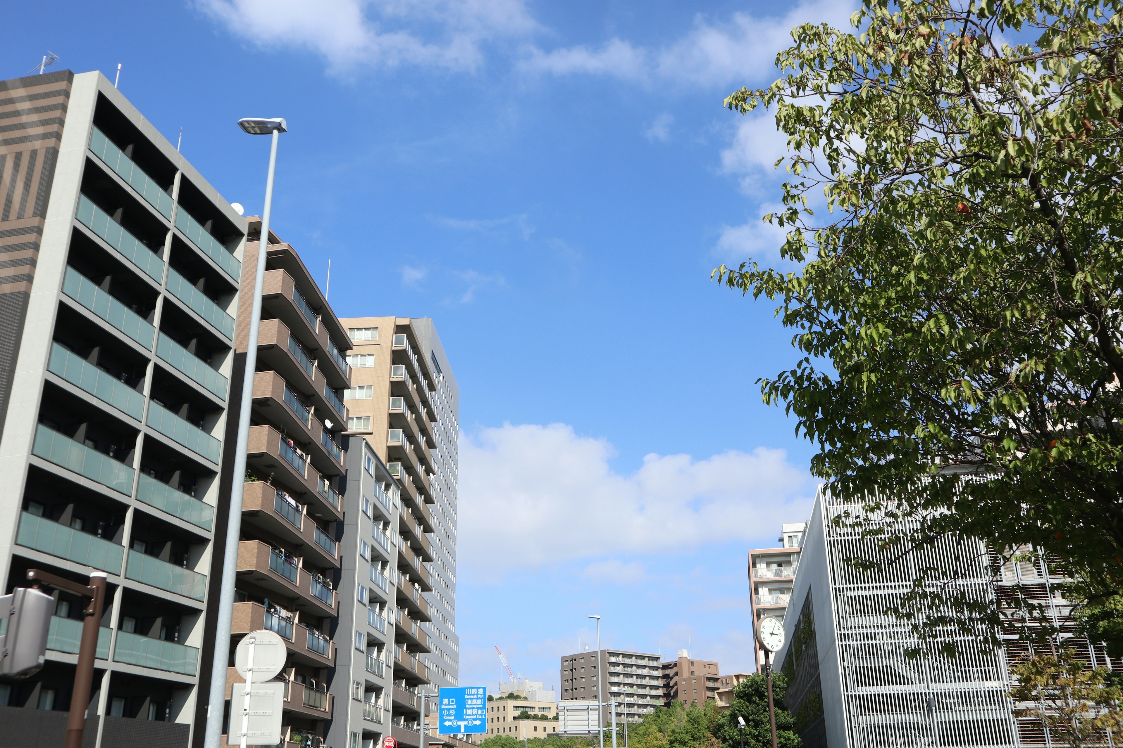 Paesaggio urbano con cielo blu e edifici