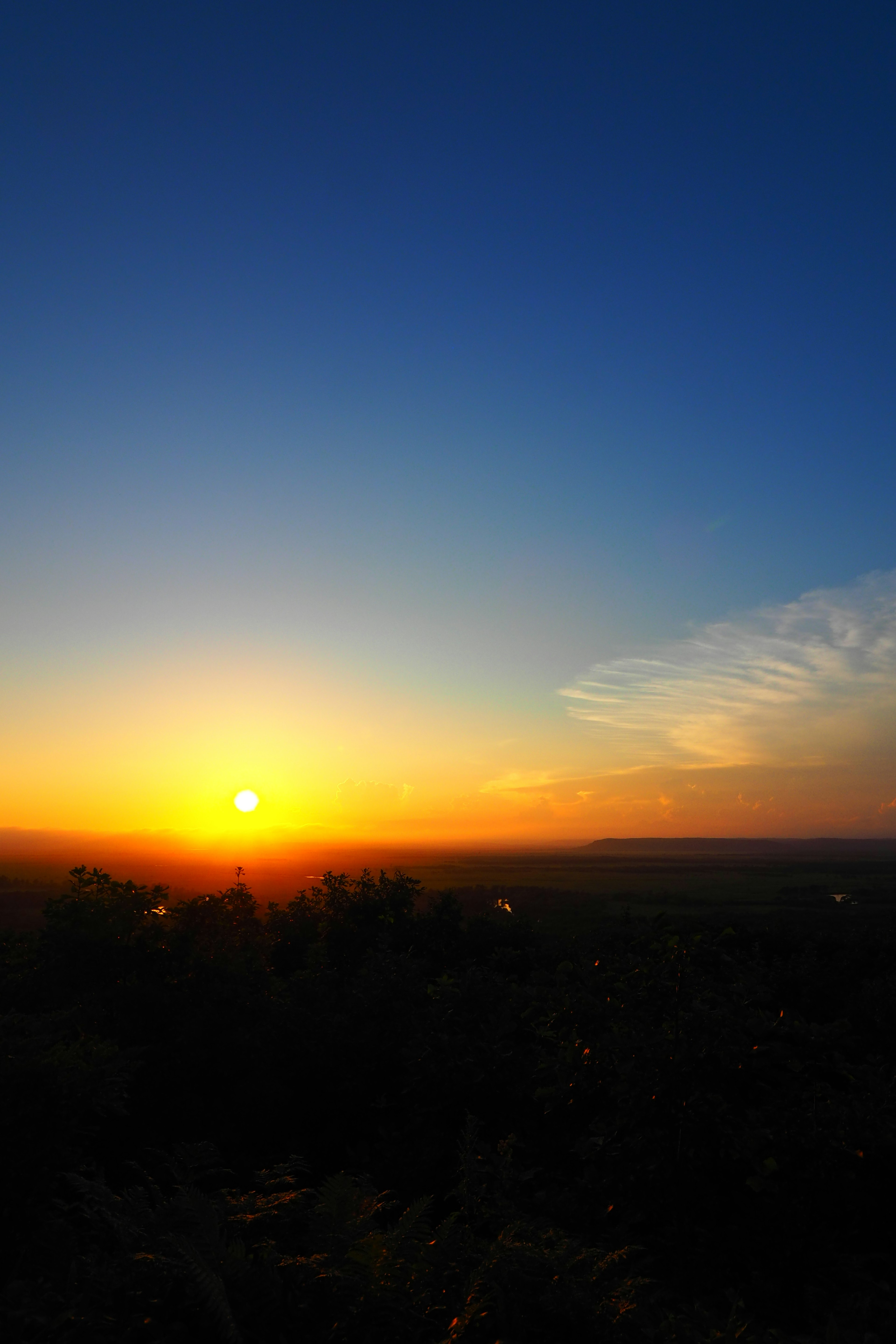 Hermosa vista del atardecer con cielo azul degradado