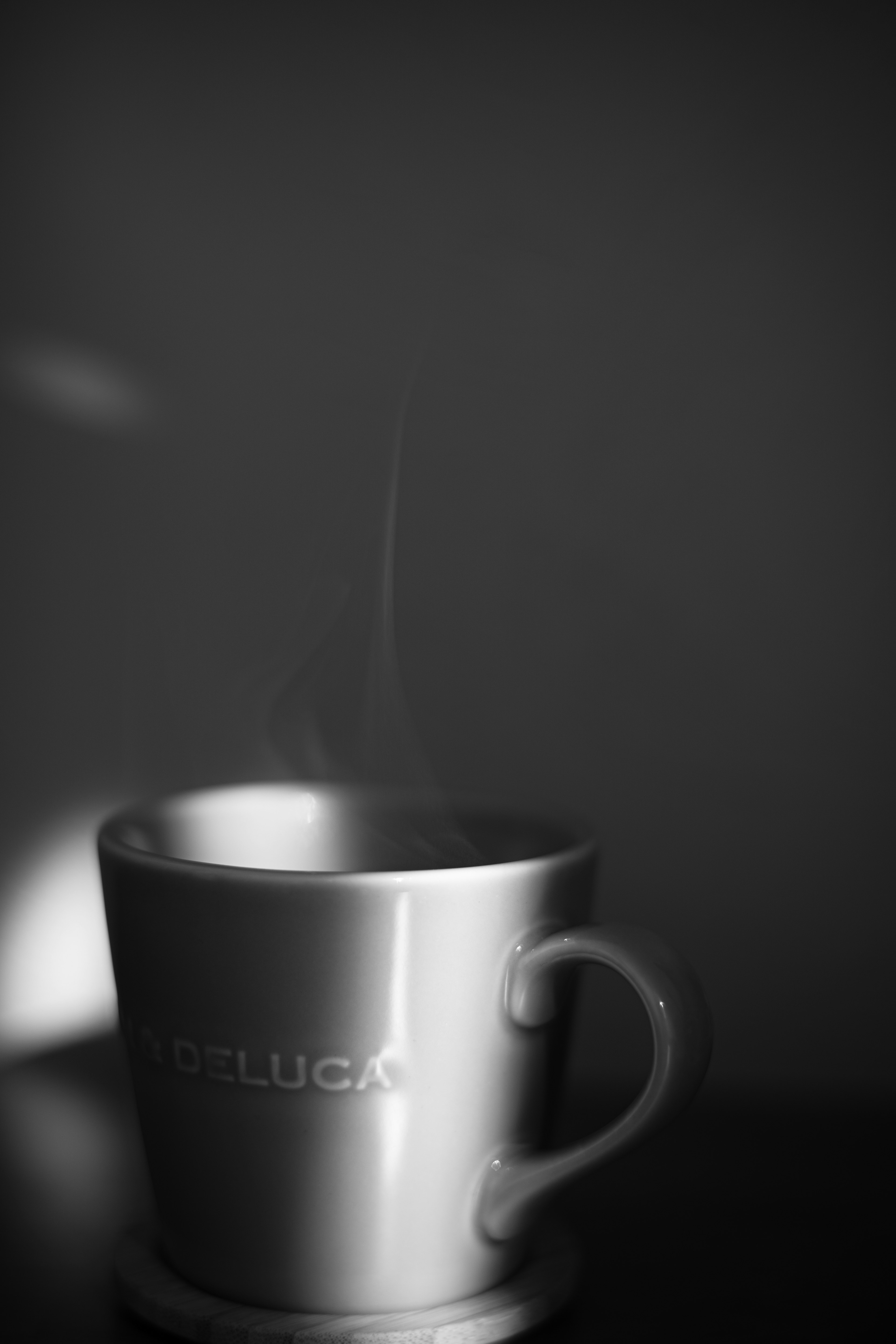 Taza de café en blanco y negro con vapor que asciende