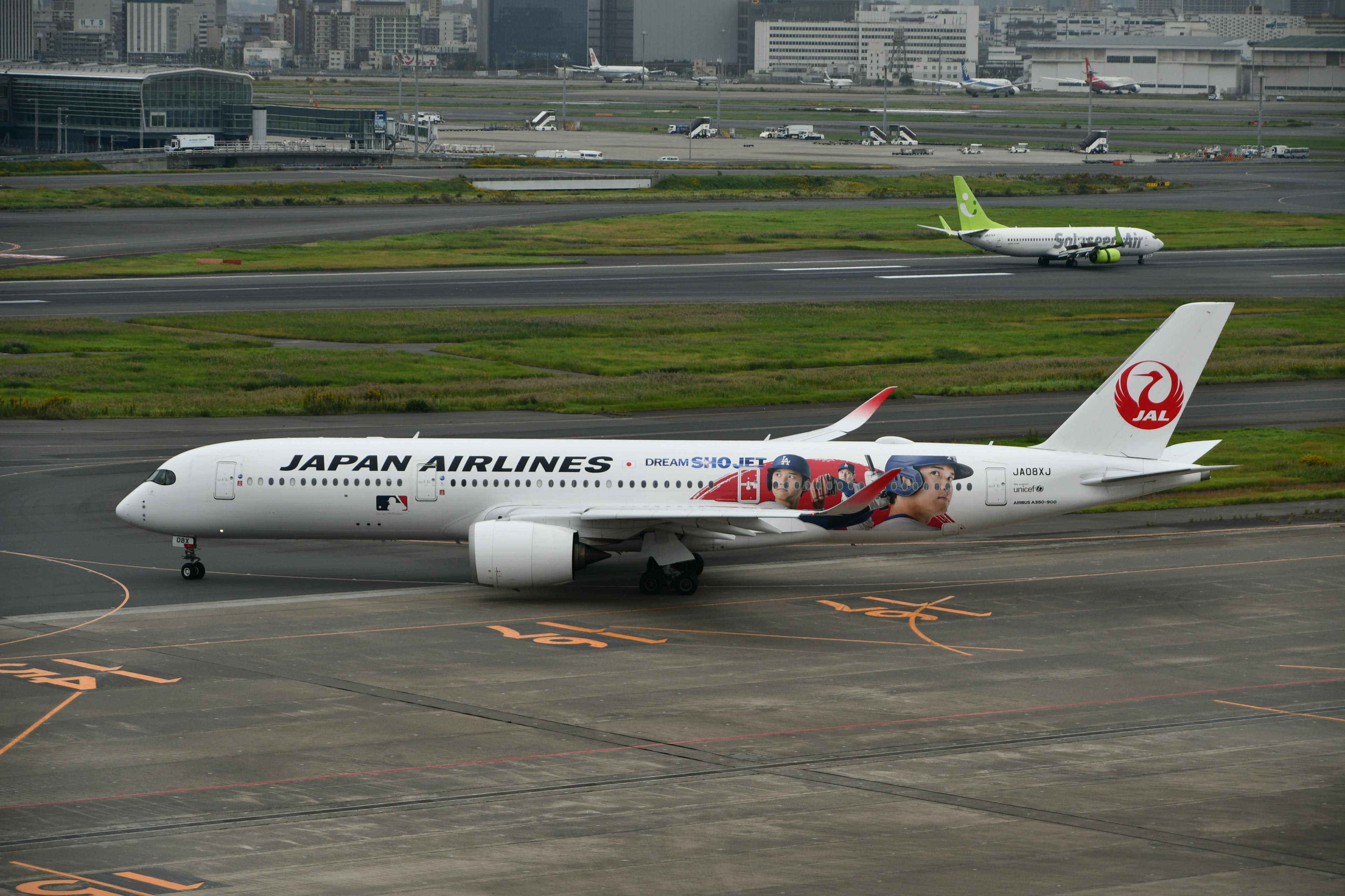 เครื่องบิน Japan Airlines กำลังแท็กซี่บนทางวิ่ง