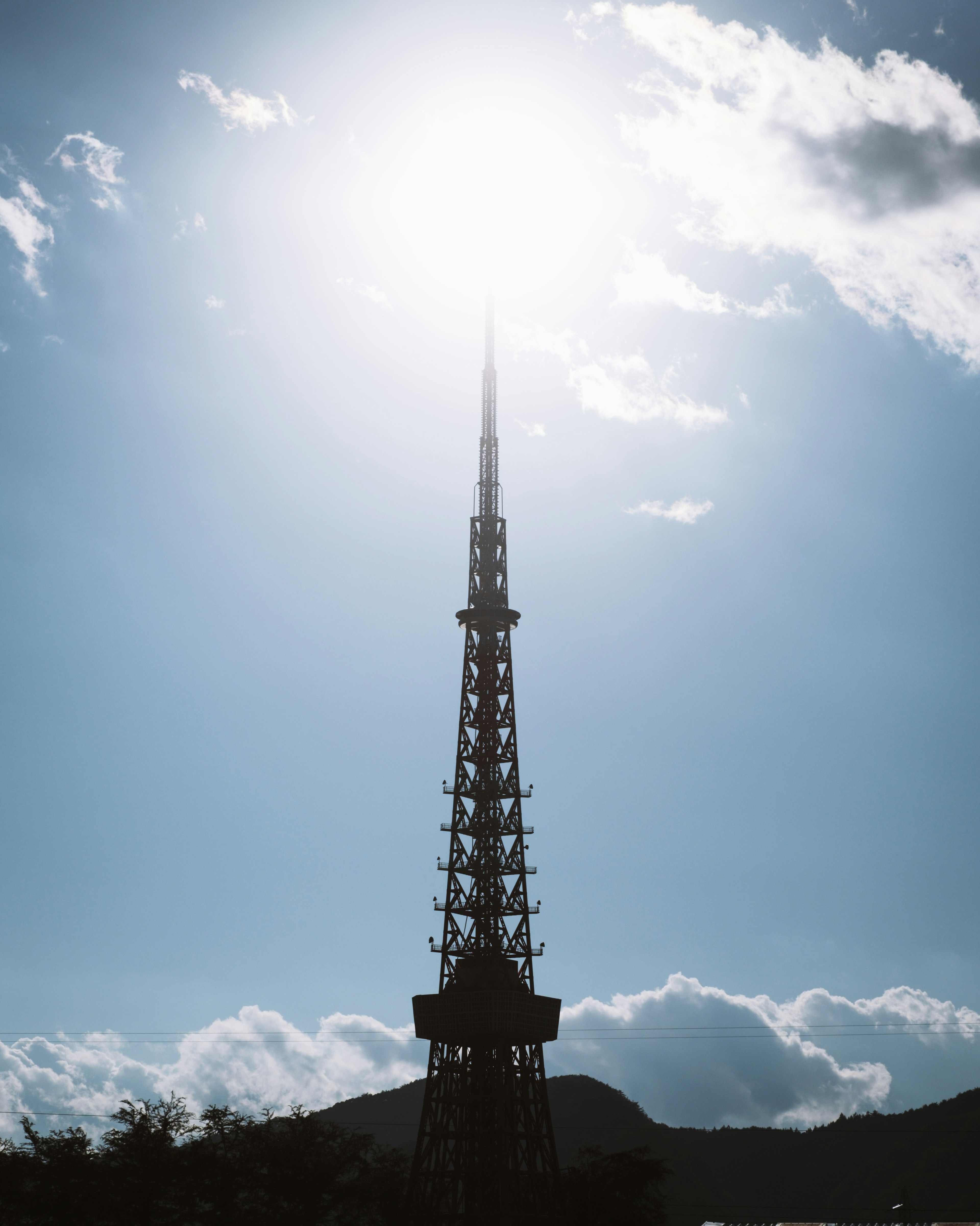 Silhouette di una torre alta illuminata dalla luce del sole