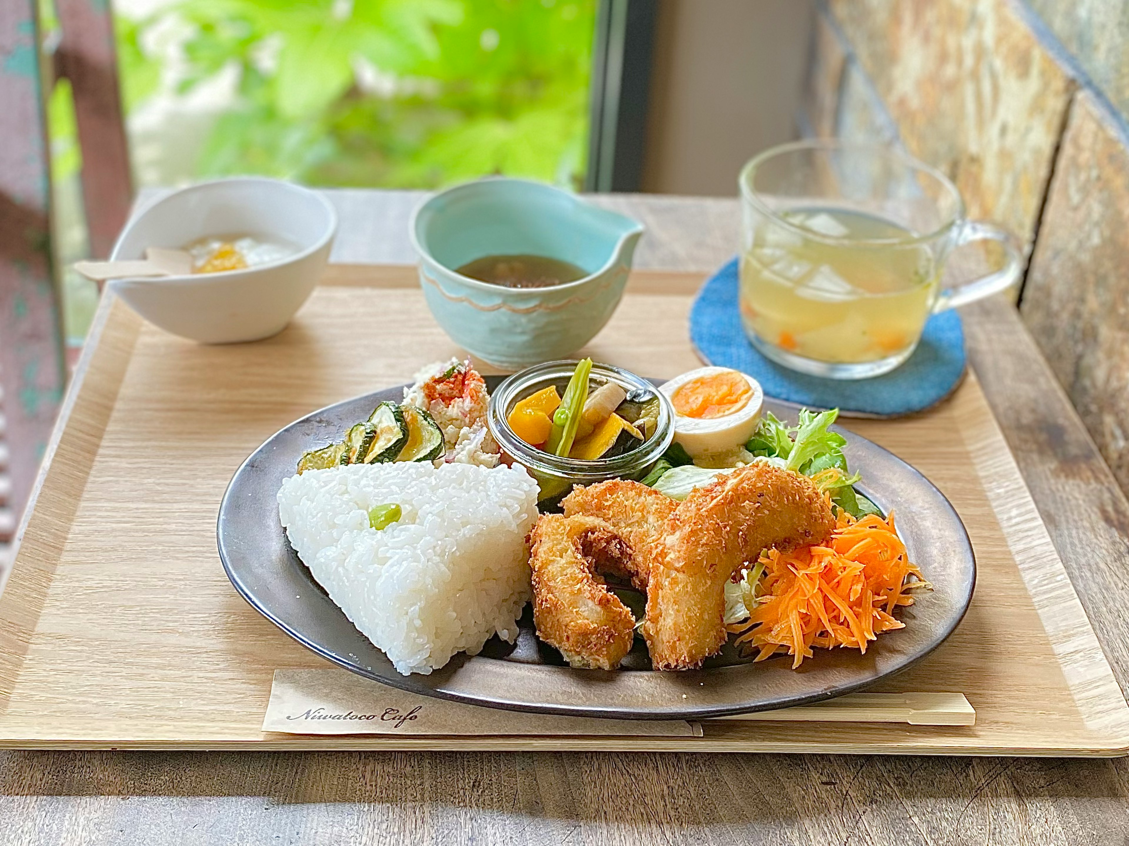 Ein köstlicher japanischer Teller mit frittierten Speisen, Salat und weißem Reis