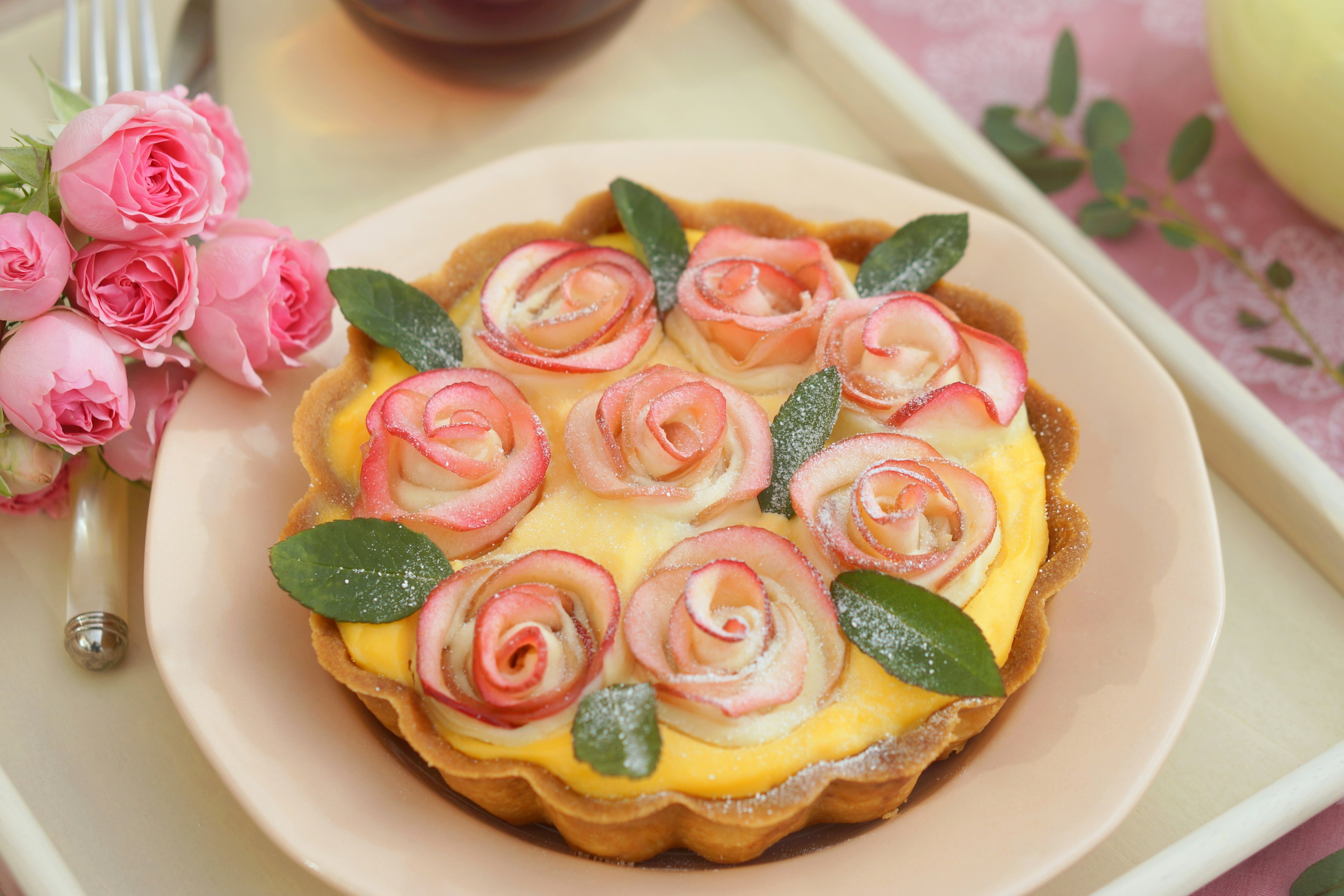 Tarta decorada con hermosas rosas Rosas rosas y hojas verdes adornan la parte superior