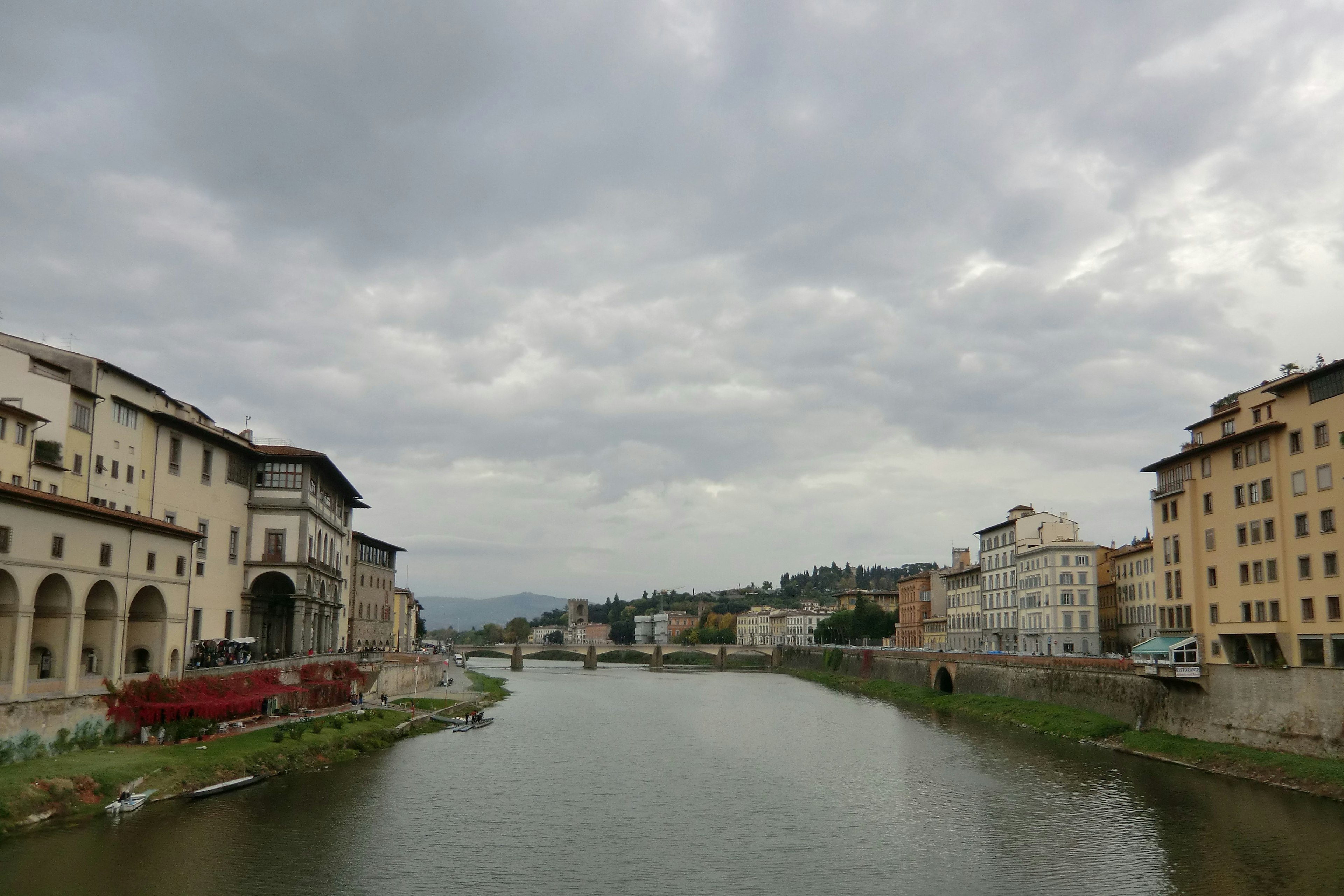 Vue du fleuve Arno avec des bâtiments de Florence