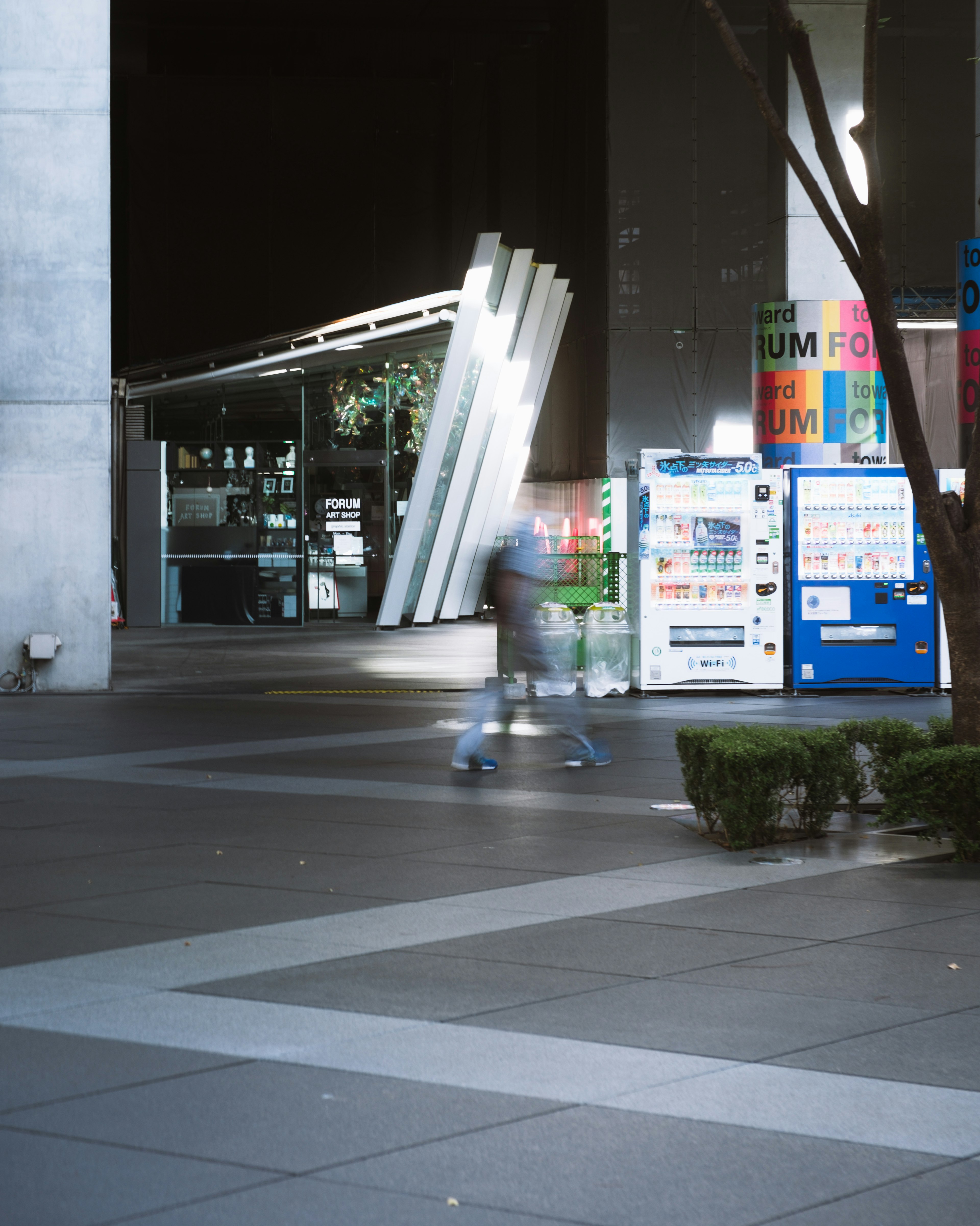 夜間城市景觀，模糊的人物和現代建築元素