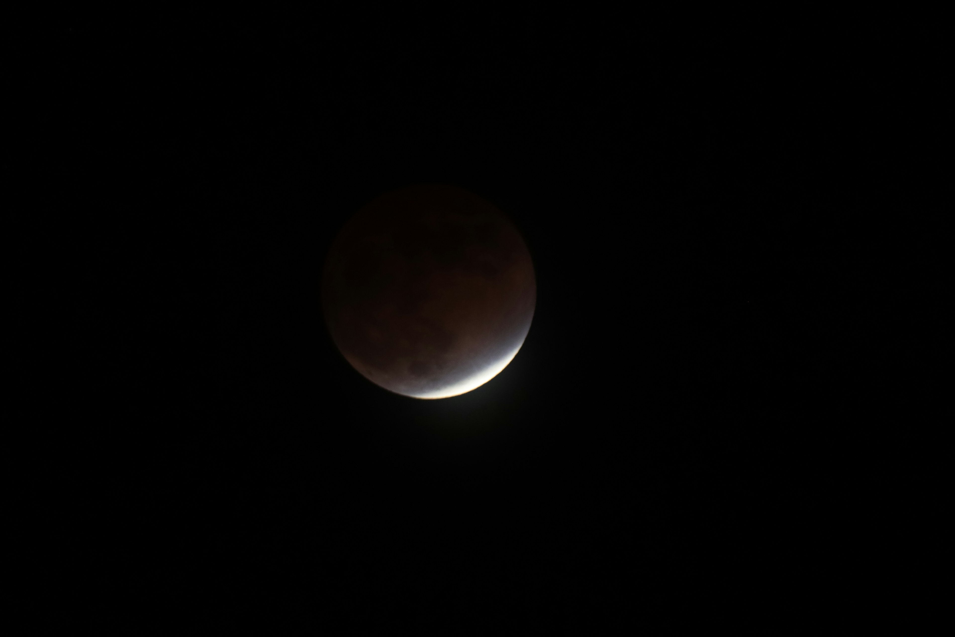 Eclipse lunar parcial visible en el cielo oscuro