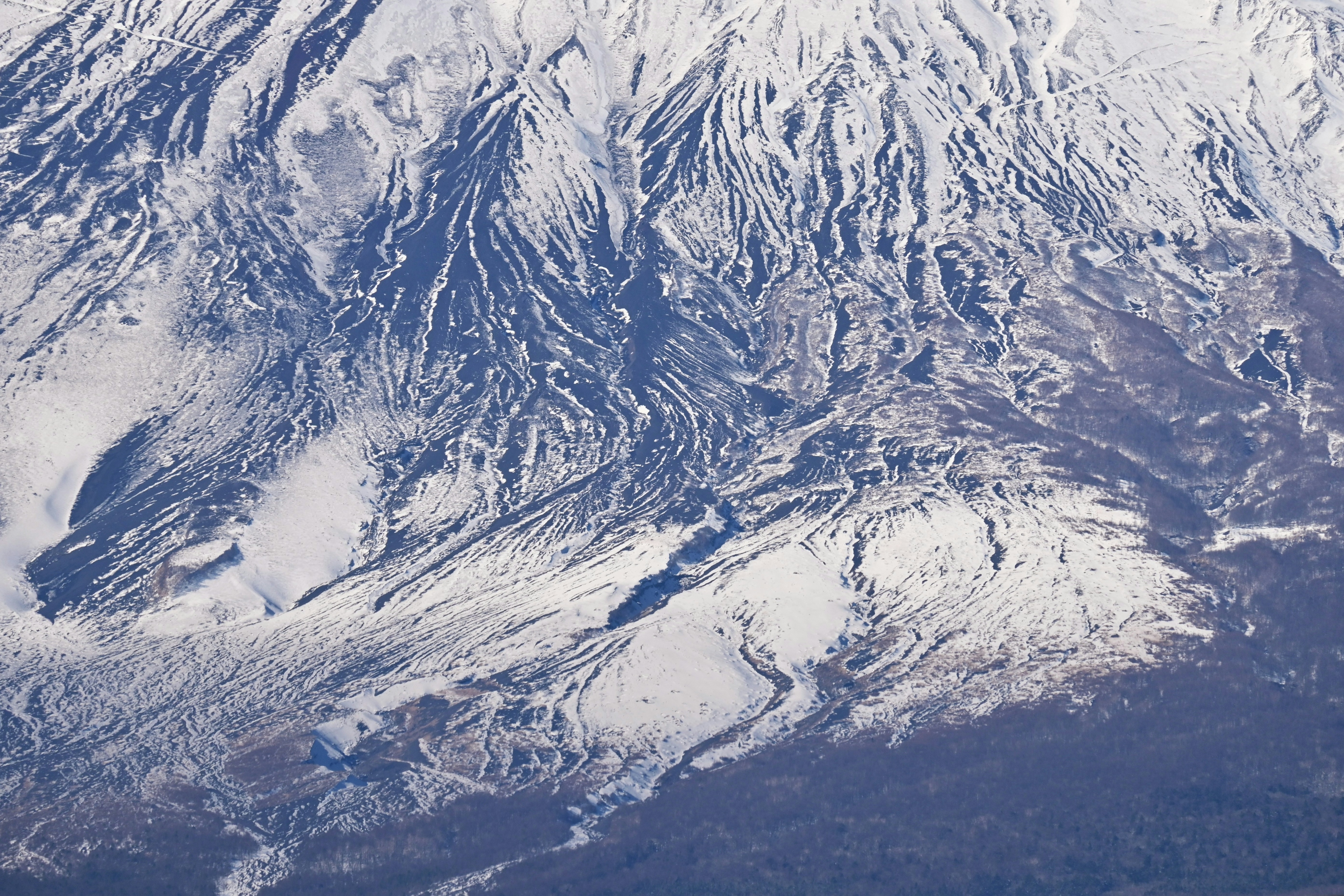 Terreno dettagliato delle montagne innevate