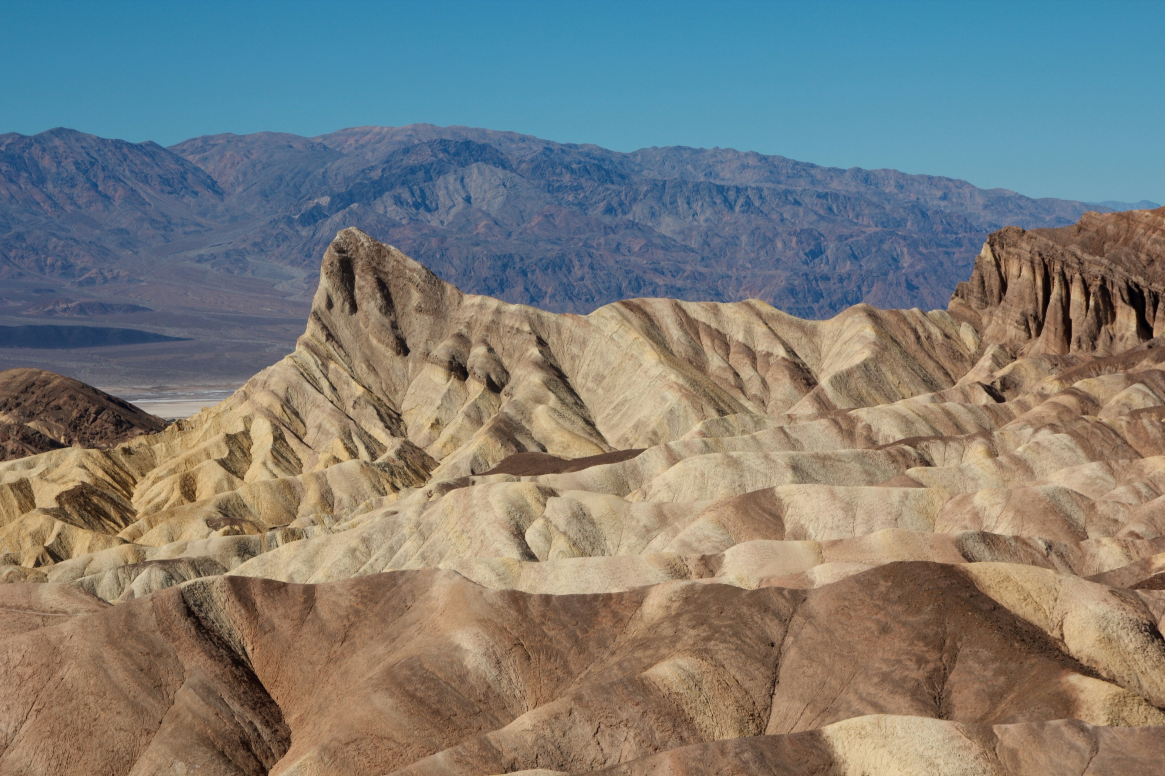 Estratos coloridos únicos y montañas del Valle de la Muerte