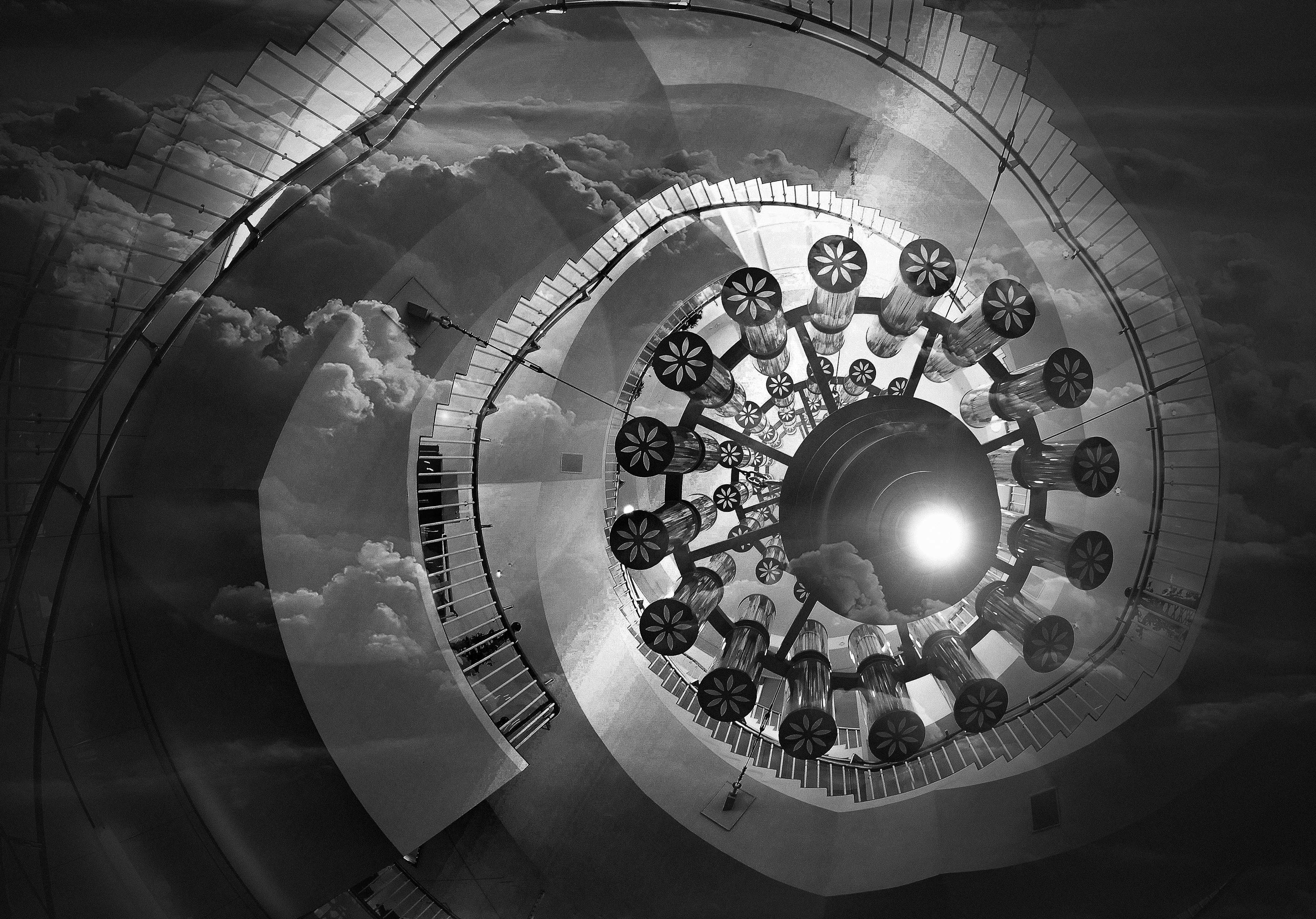 Spiraltreppe mit einer zentralen Lichtquelle in einem monochromen Bild