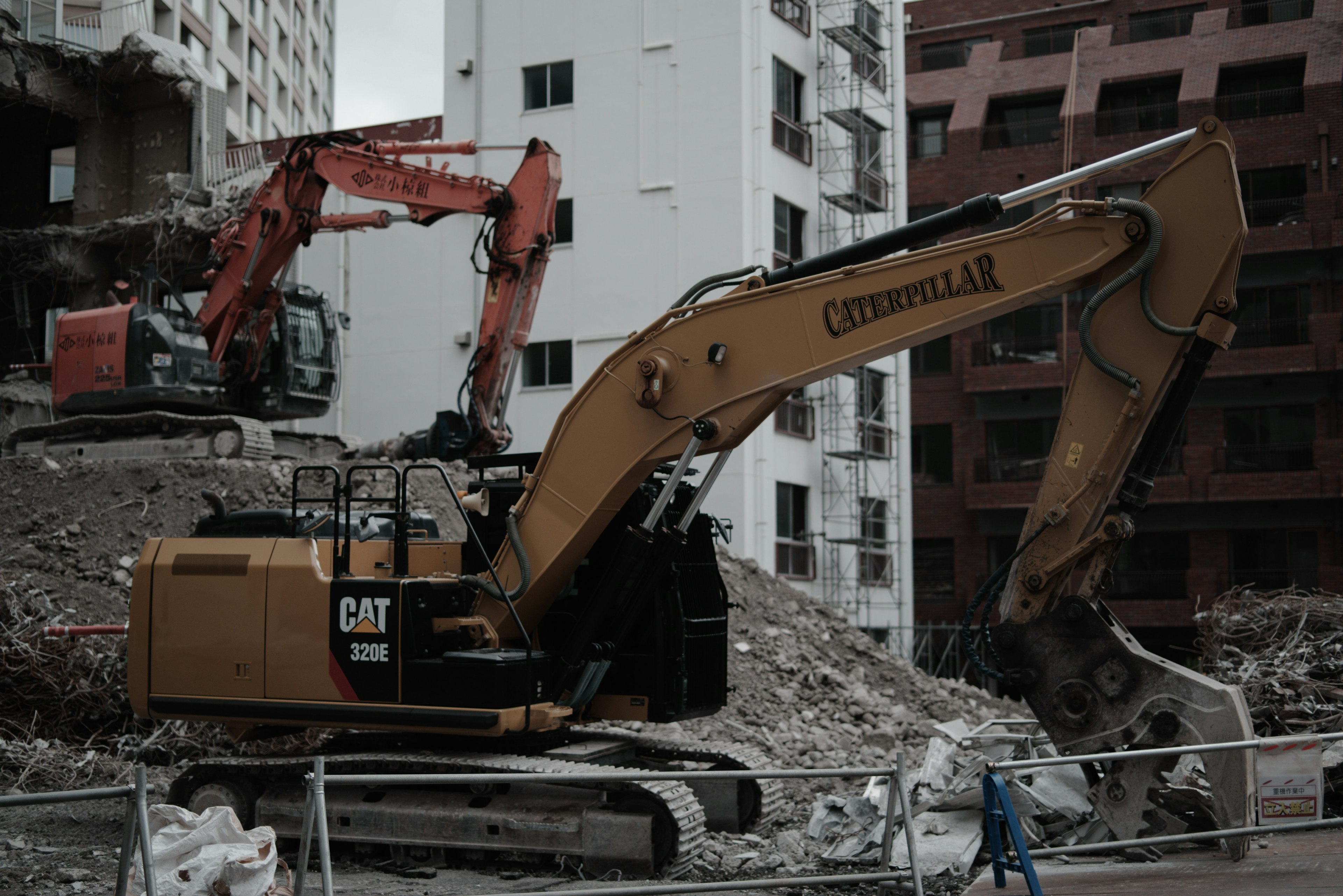 Cantiere di costruzione con macchinari pesanti e un lavoratore