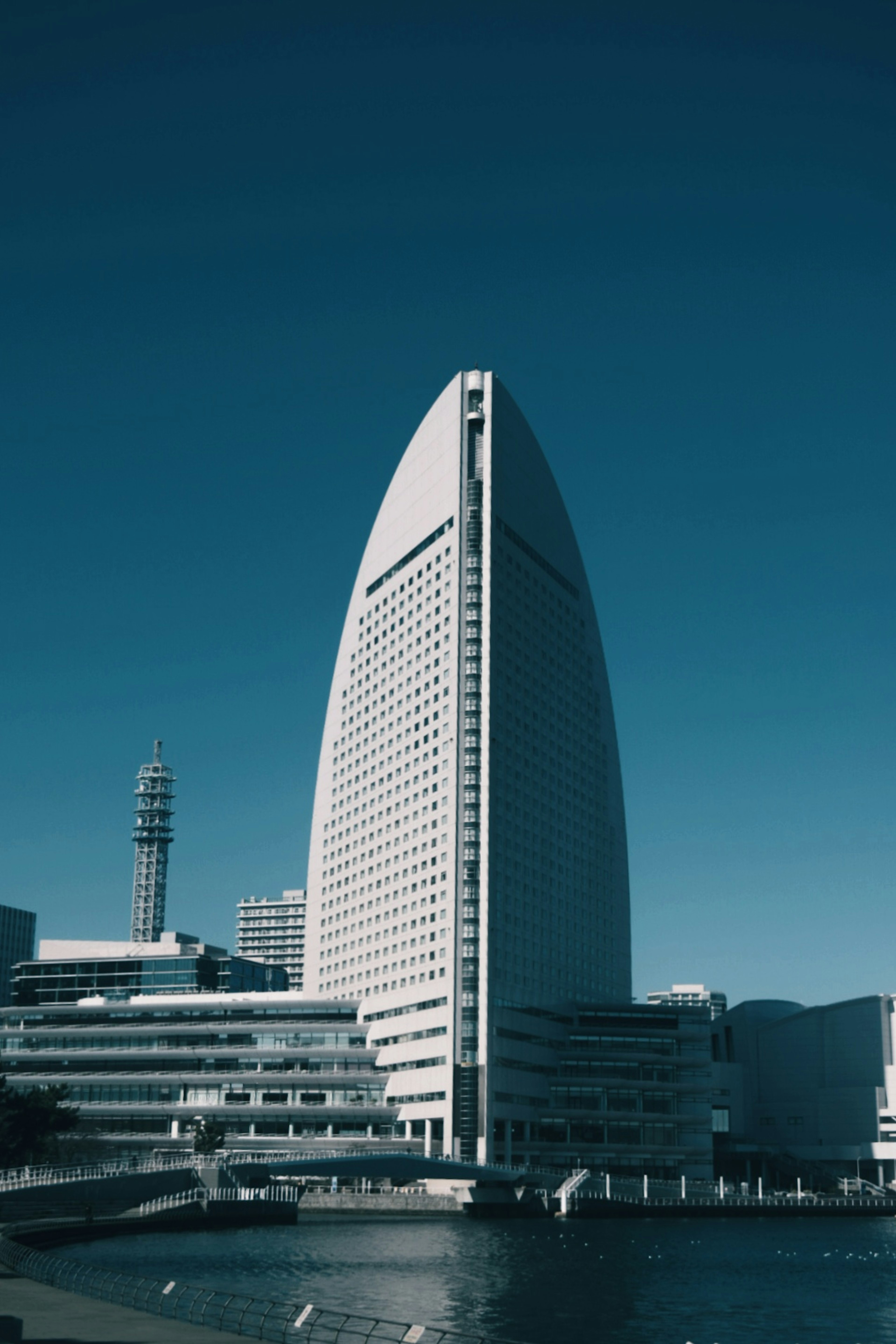 Design distinctif de la tour Landmark de Yokohama sous un ciel bleu