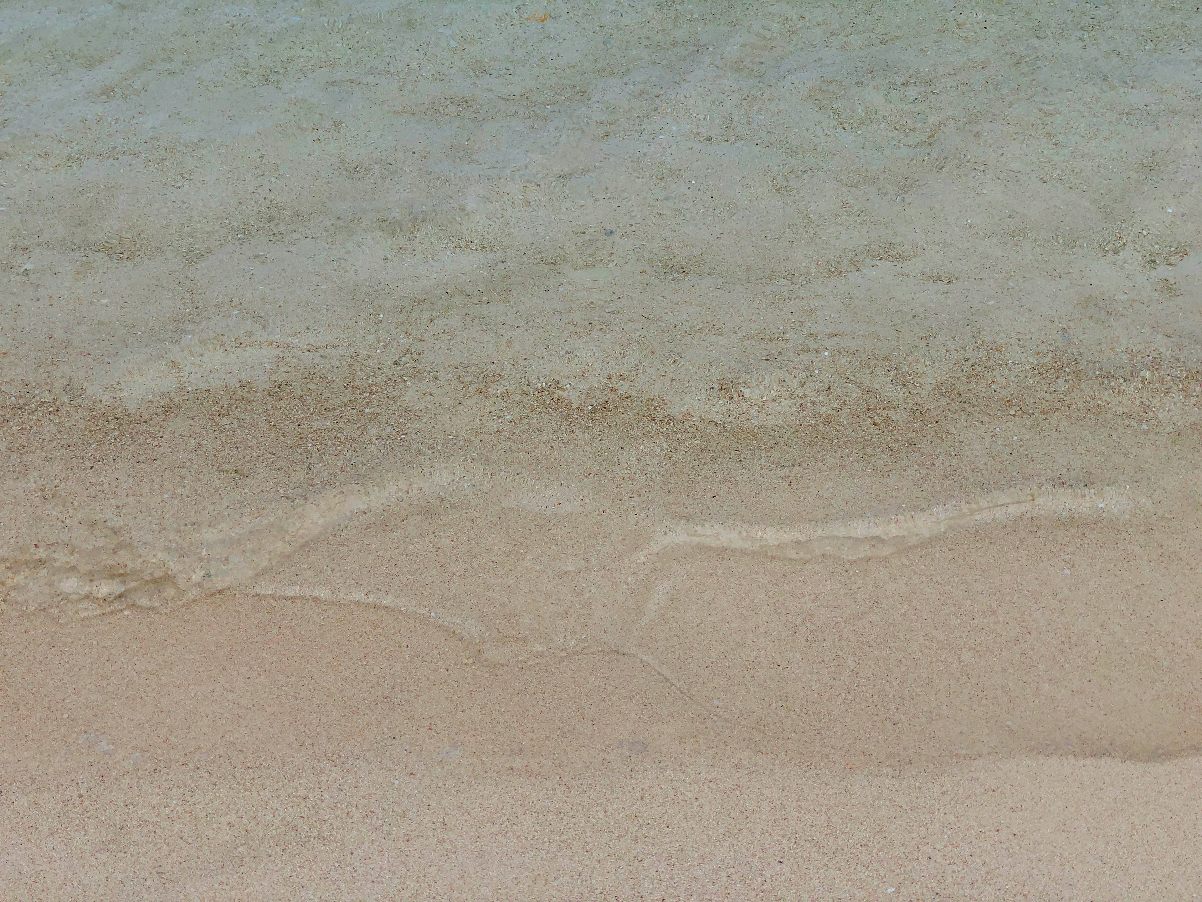 Klares Meerwasser trifft auf weichen Sandstrand