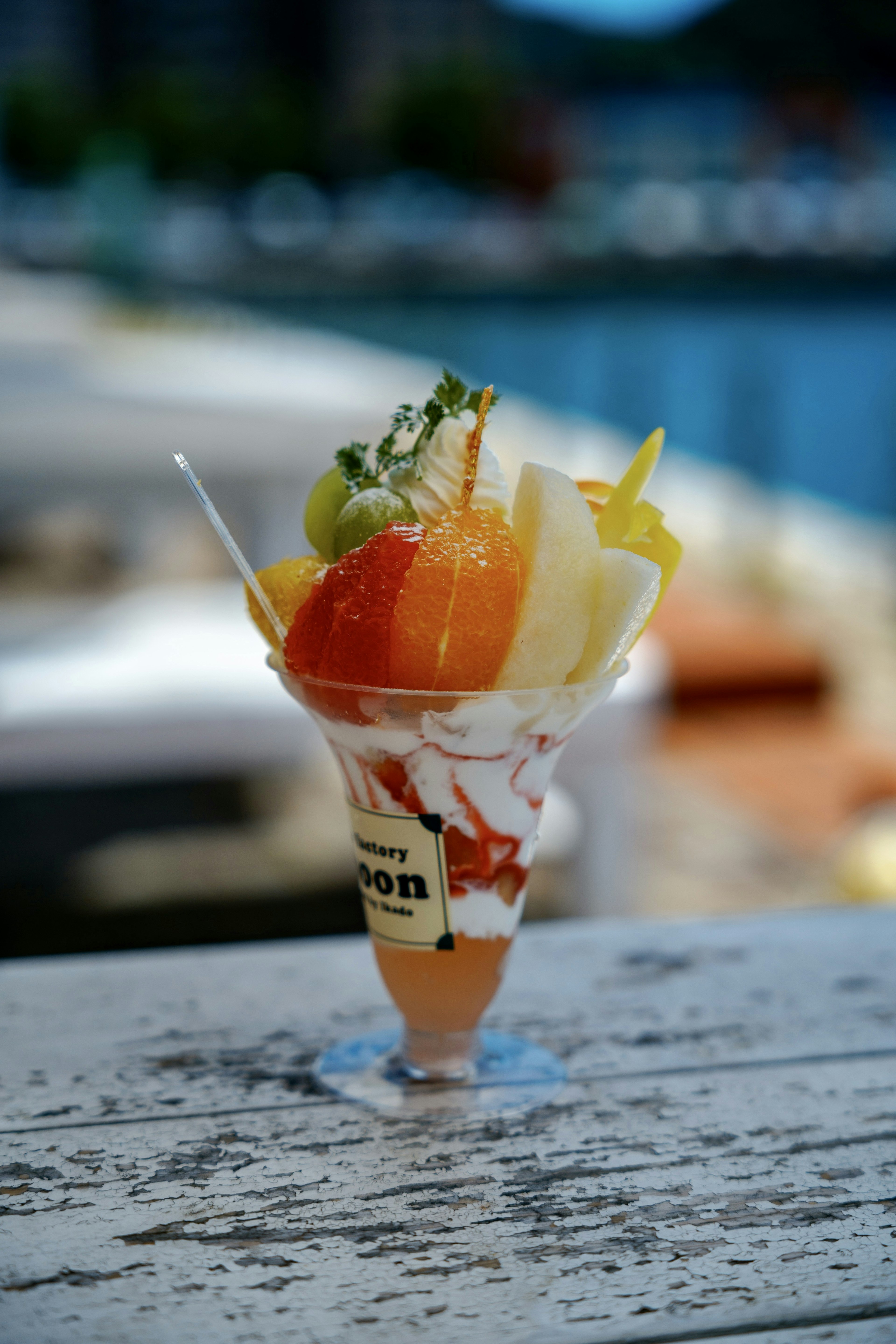 Un parfait de glace coloré garni de divers fruits