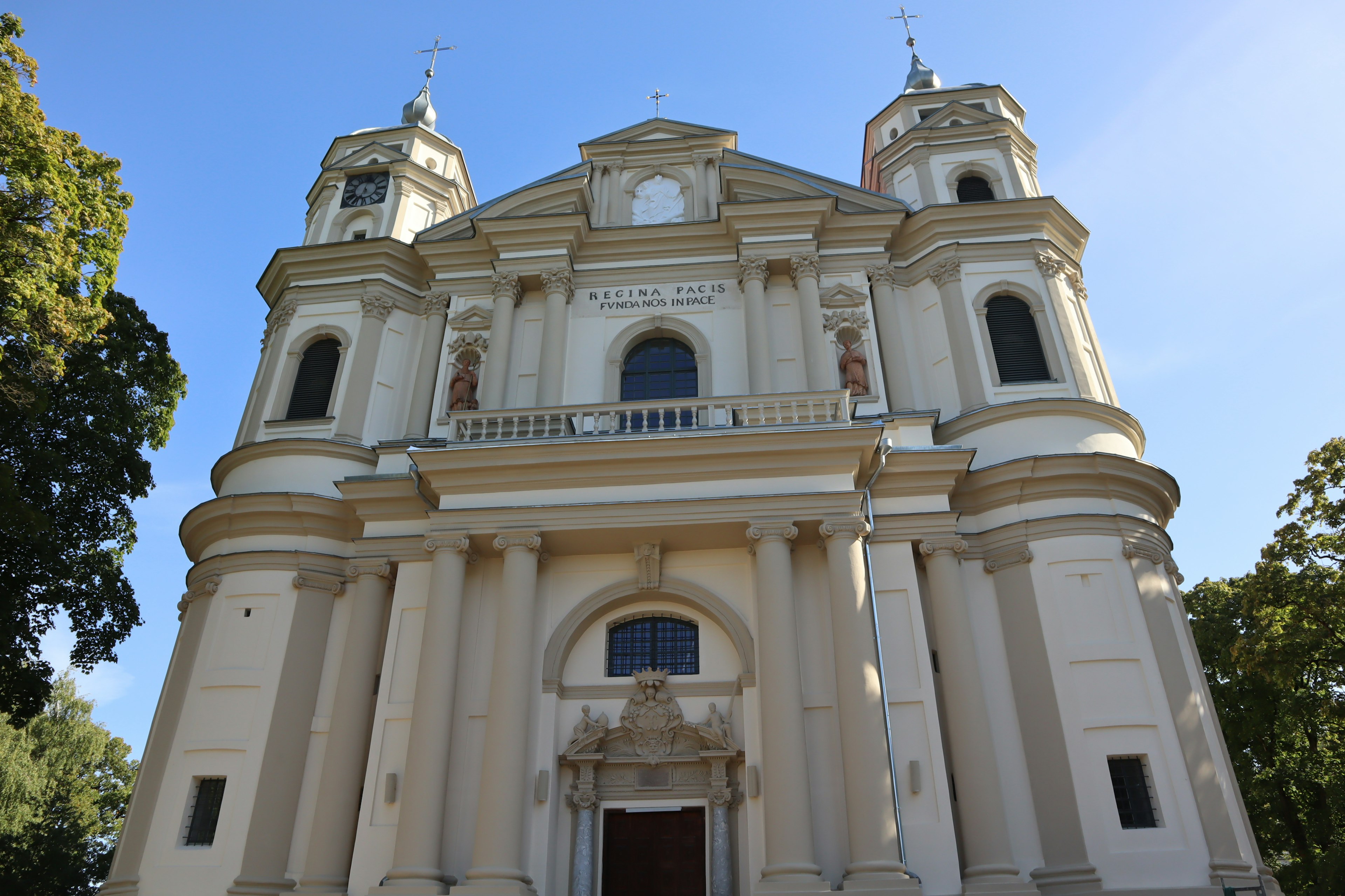 Façade d'une belle église avec de grandes portes et des fenêtres décoratives