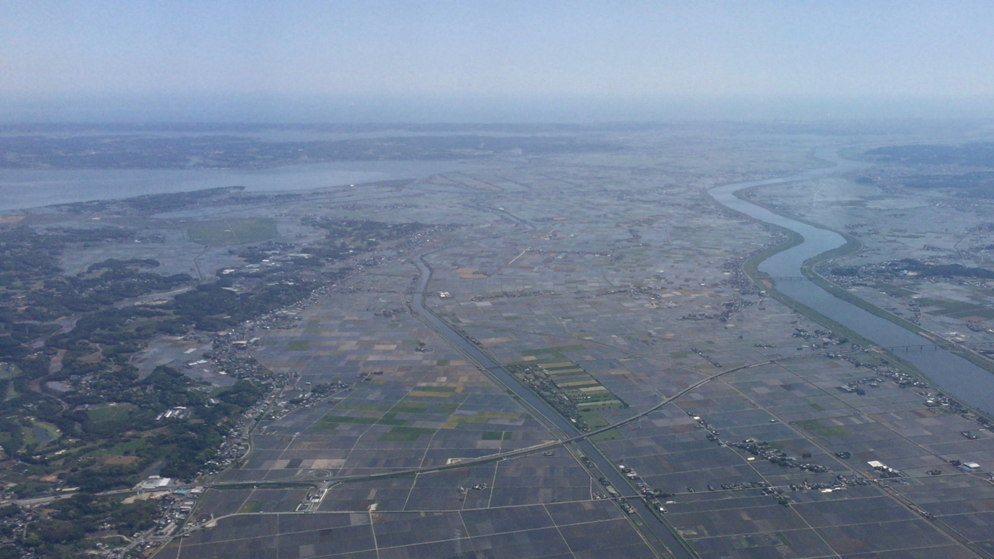 Vista aerea di vasti corpi d'acqua e paesaggio fluviale