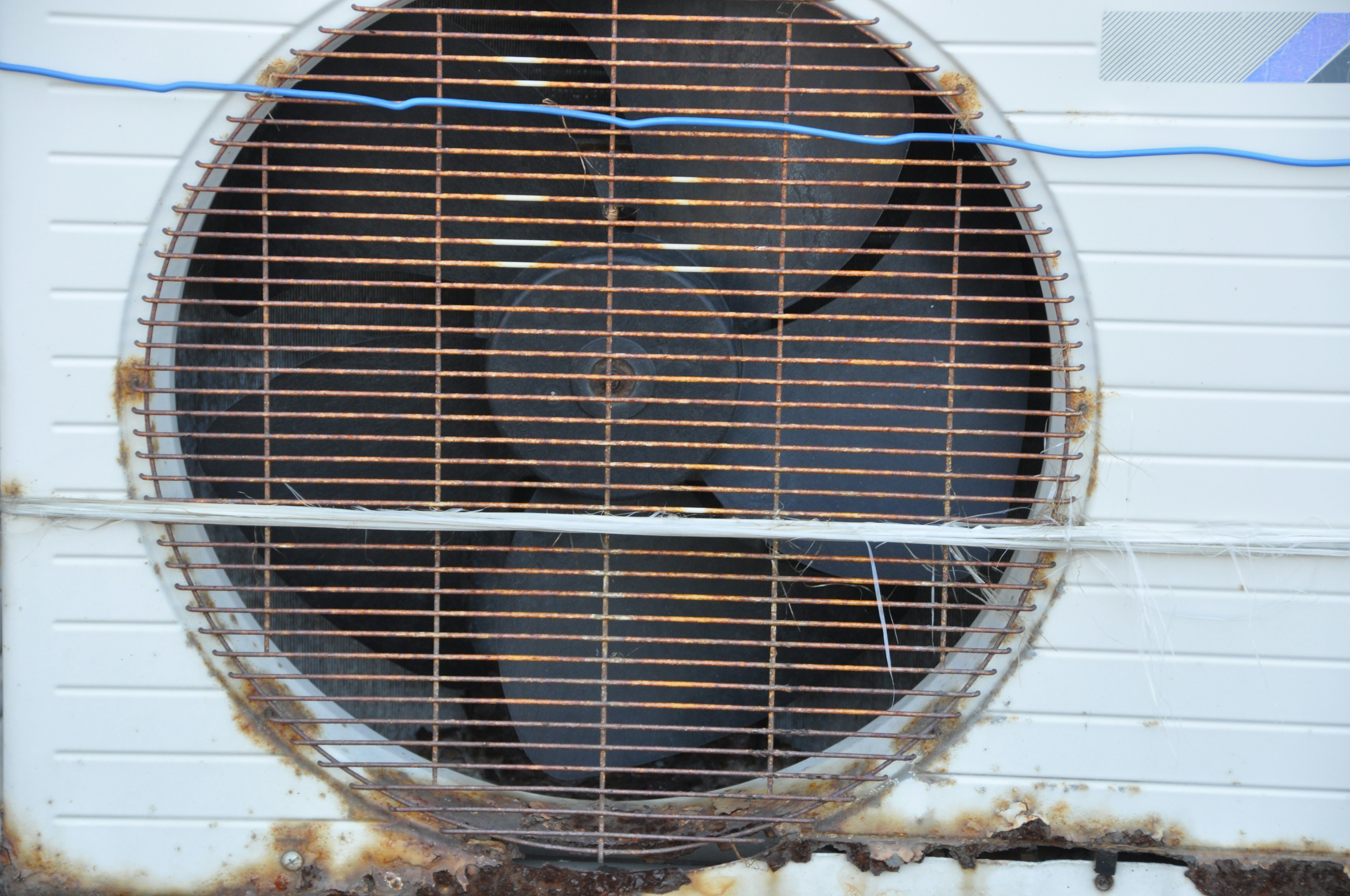 Immagine di un vecchio apparecchio di raffreddamento con una grande griglia di ventilatore circolare