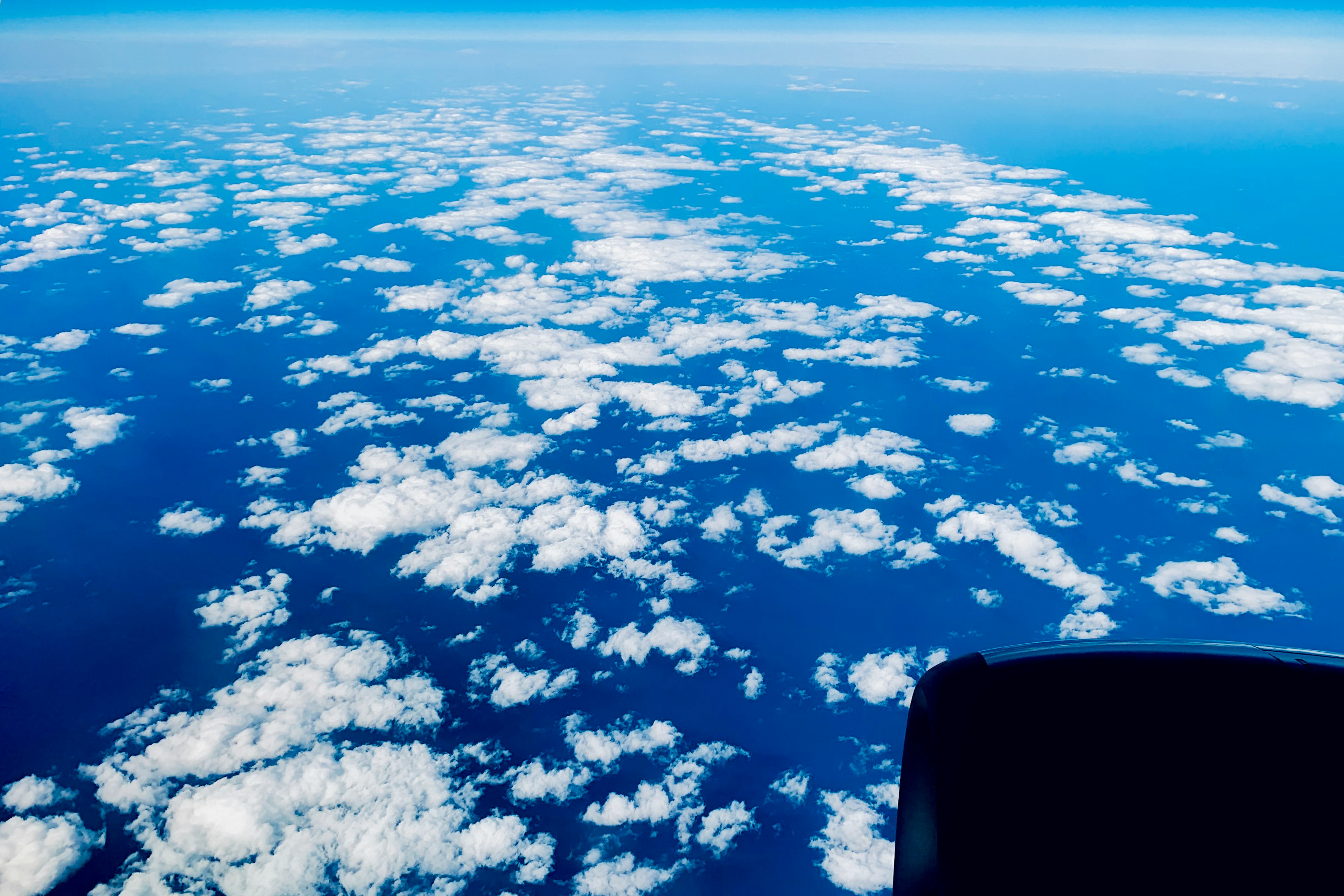 藍色海洋與蓬鬆白雲的空中視圖