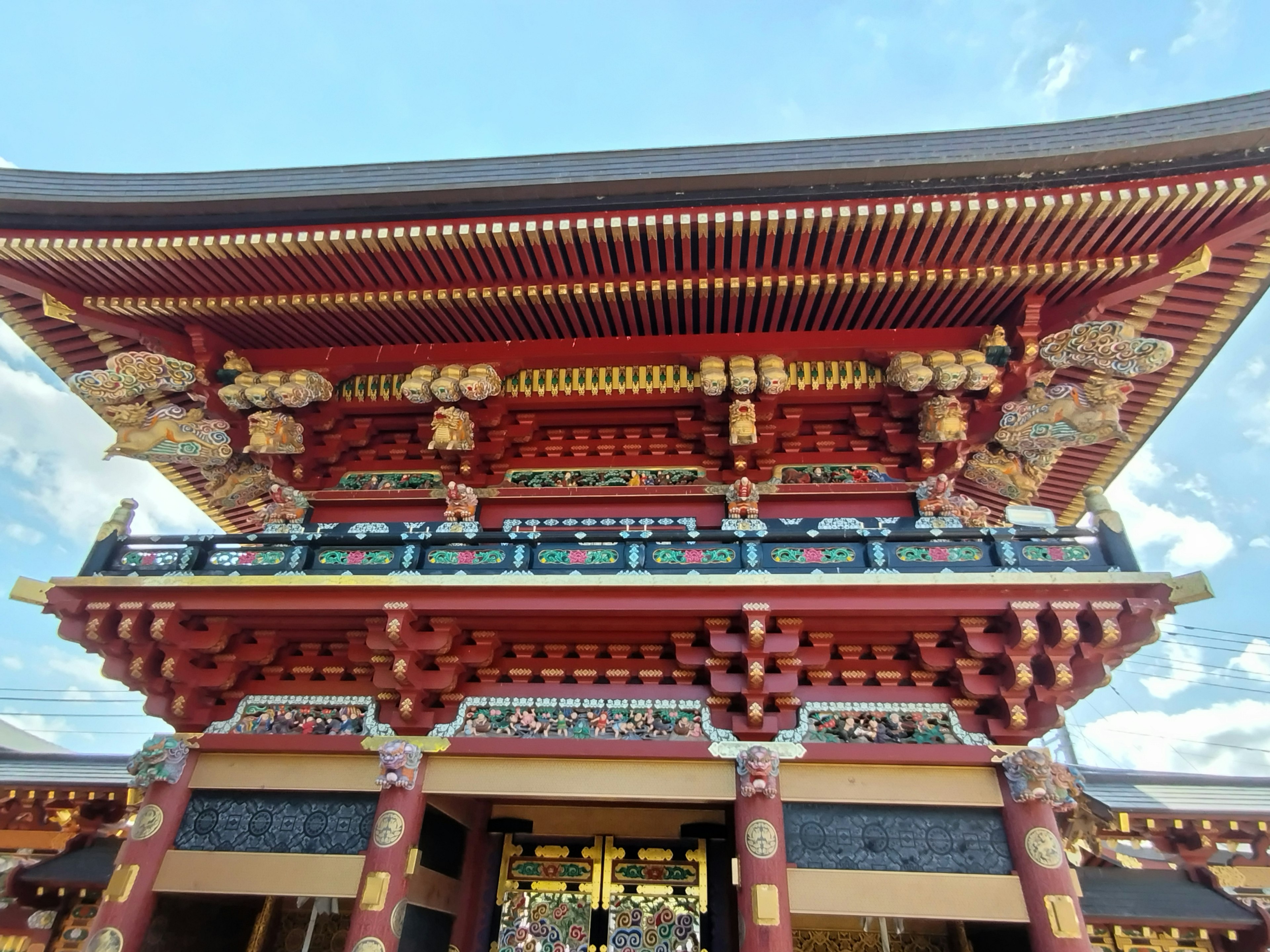 Edificio de templo japonés tradicional con hermosas decoraciones rojas