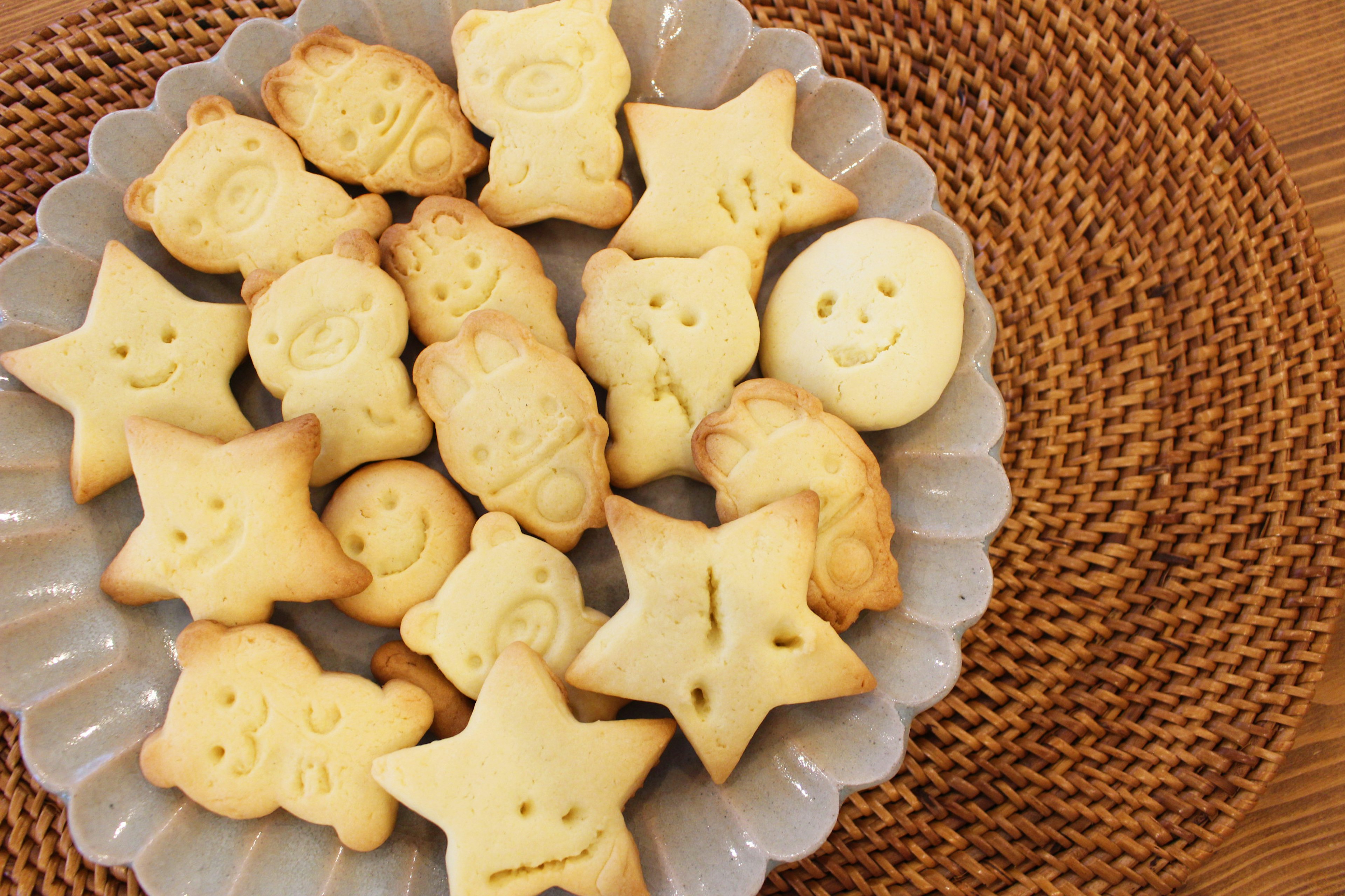 Une assiette de biscuits en forme d'étoiles et de personnages avec des visages souriants