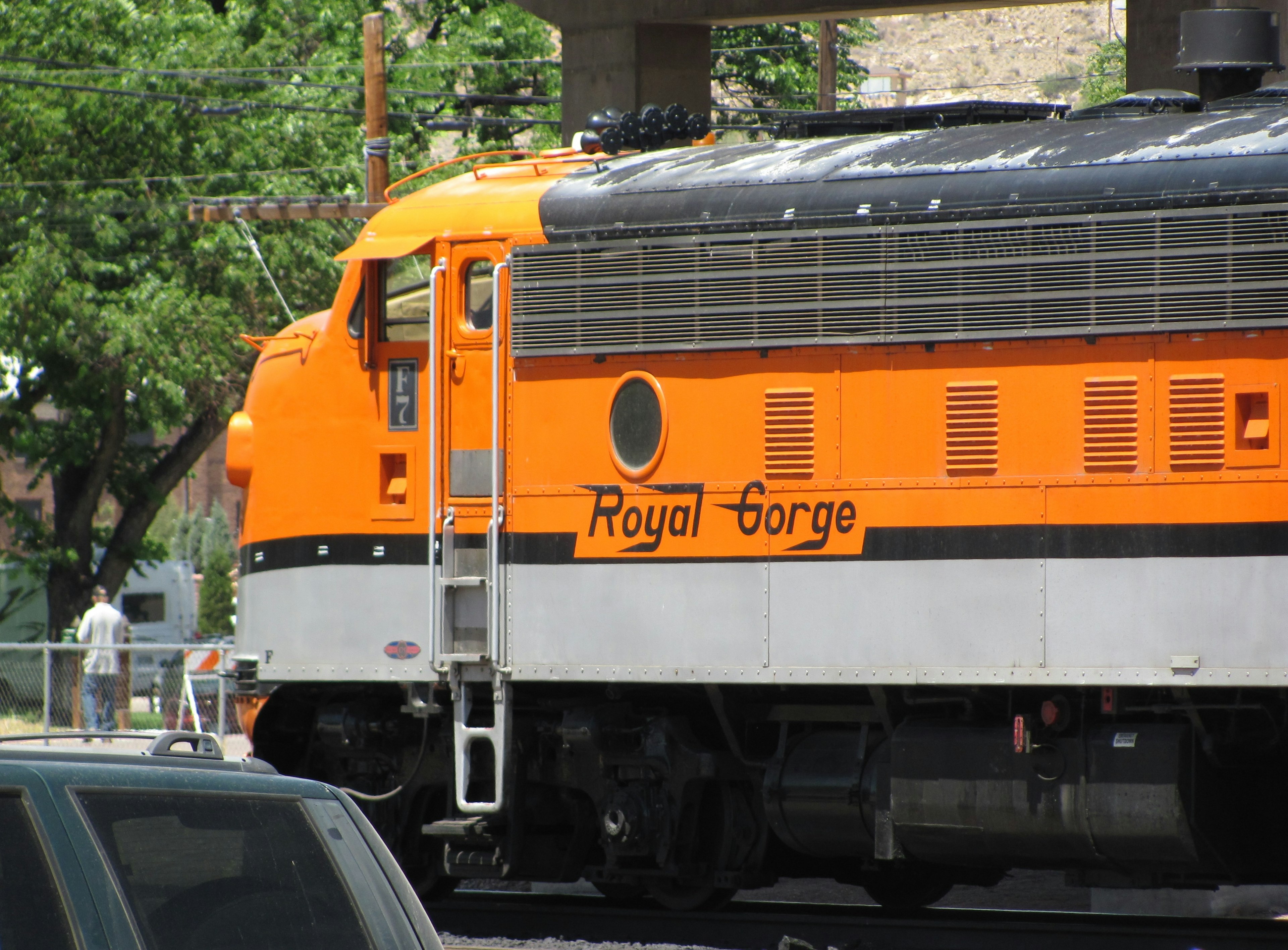 Locomotive orange avec le texte Royal Gorge