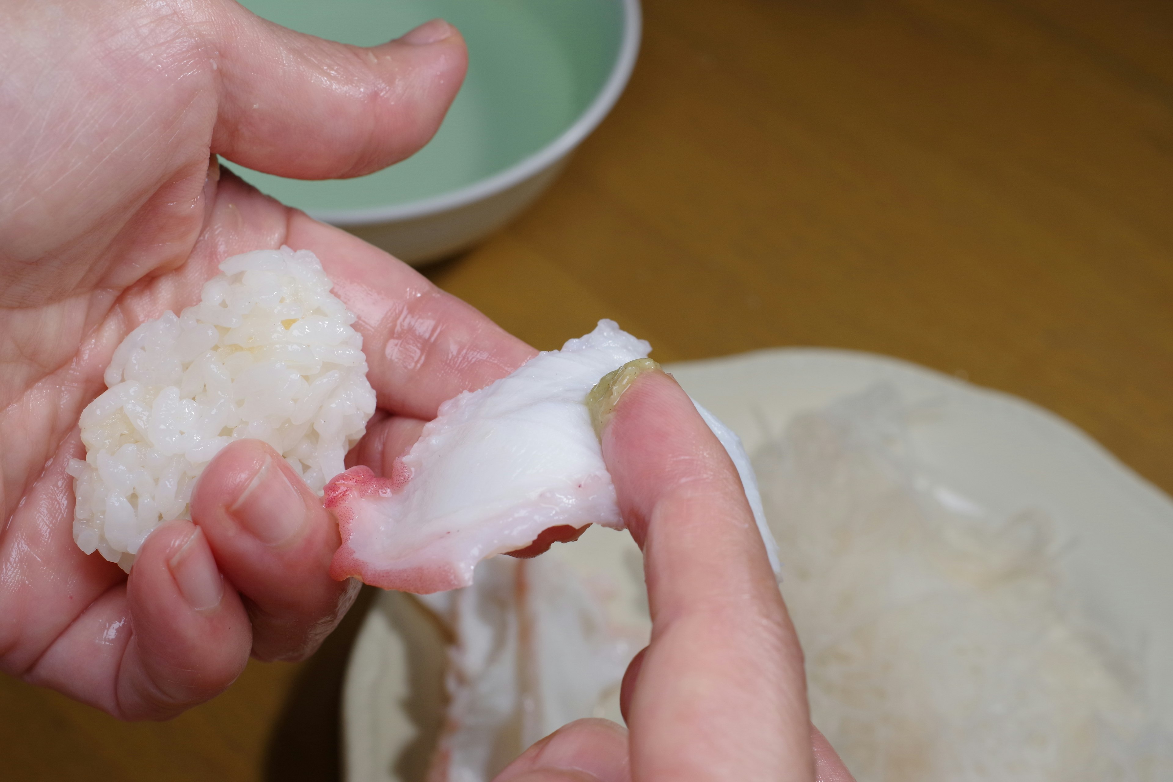 Une photo de riz façonné à la main avec du sashimi