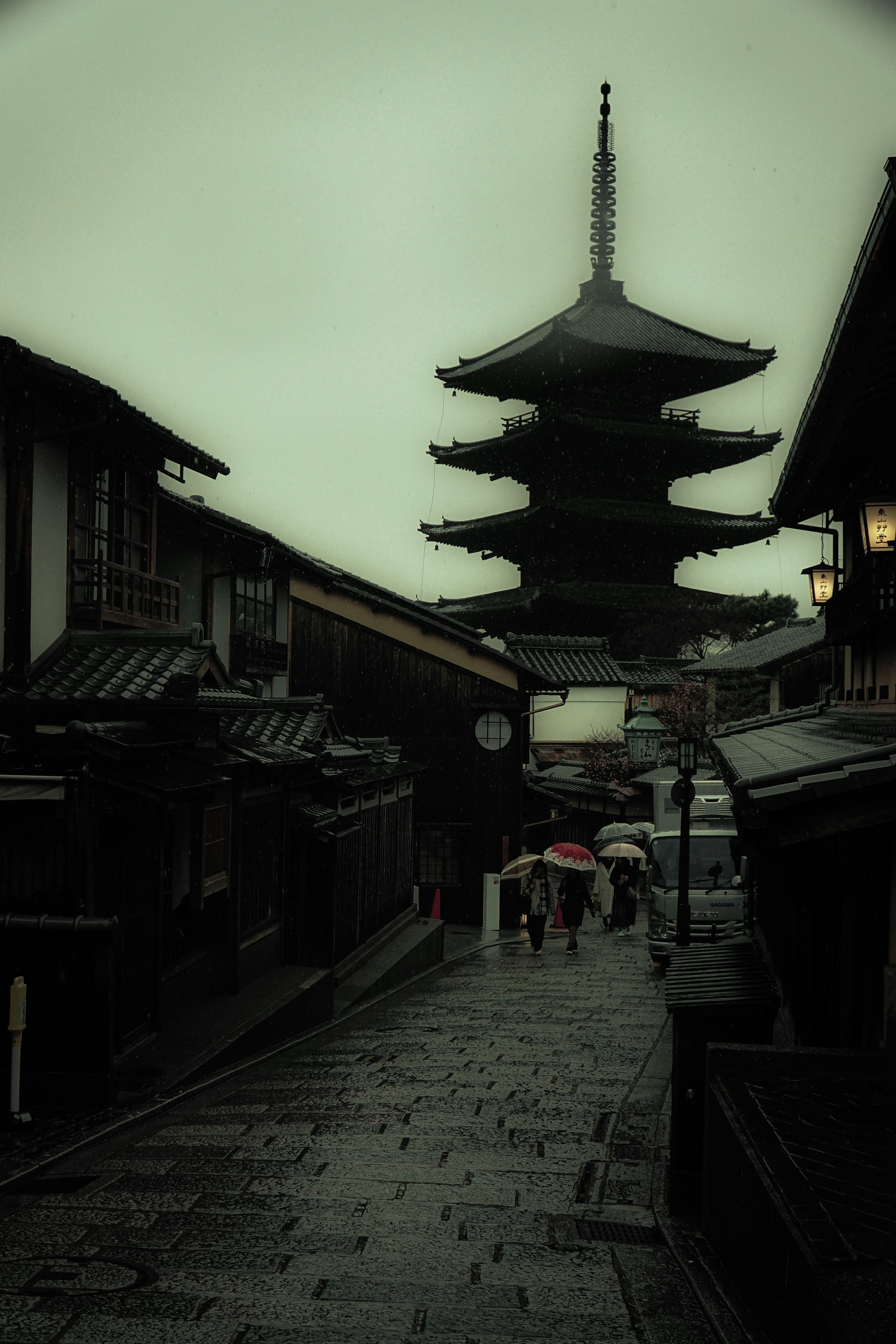 雨の中の京都の街並みと五重塔